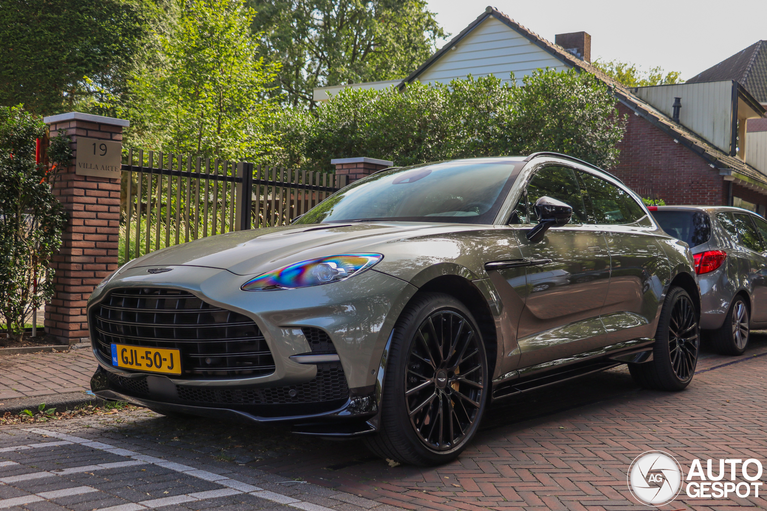 Aston Martin DBX707