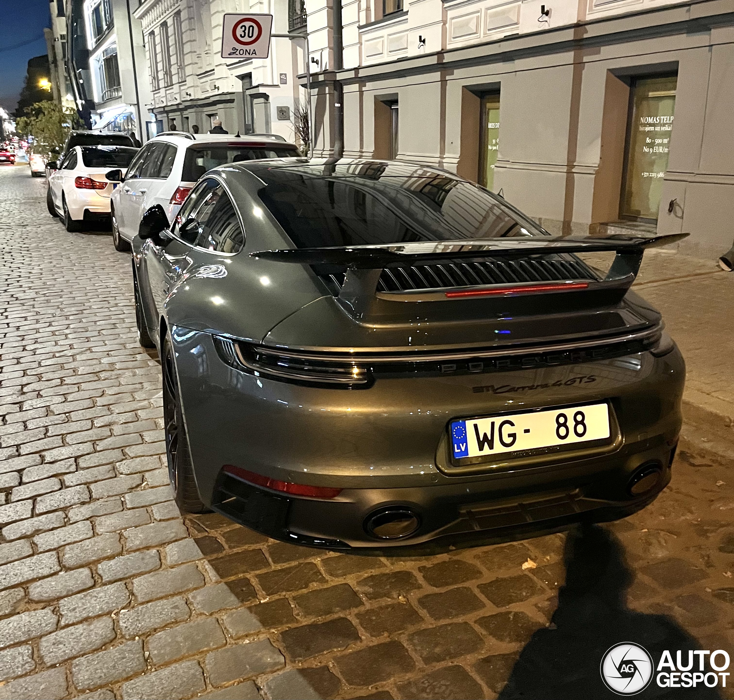 Porsche 992 Carrera 4 GTS