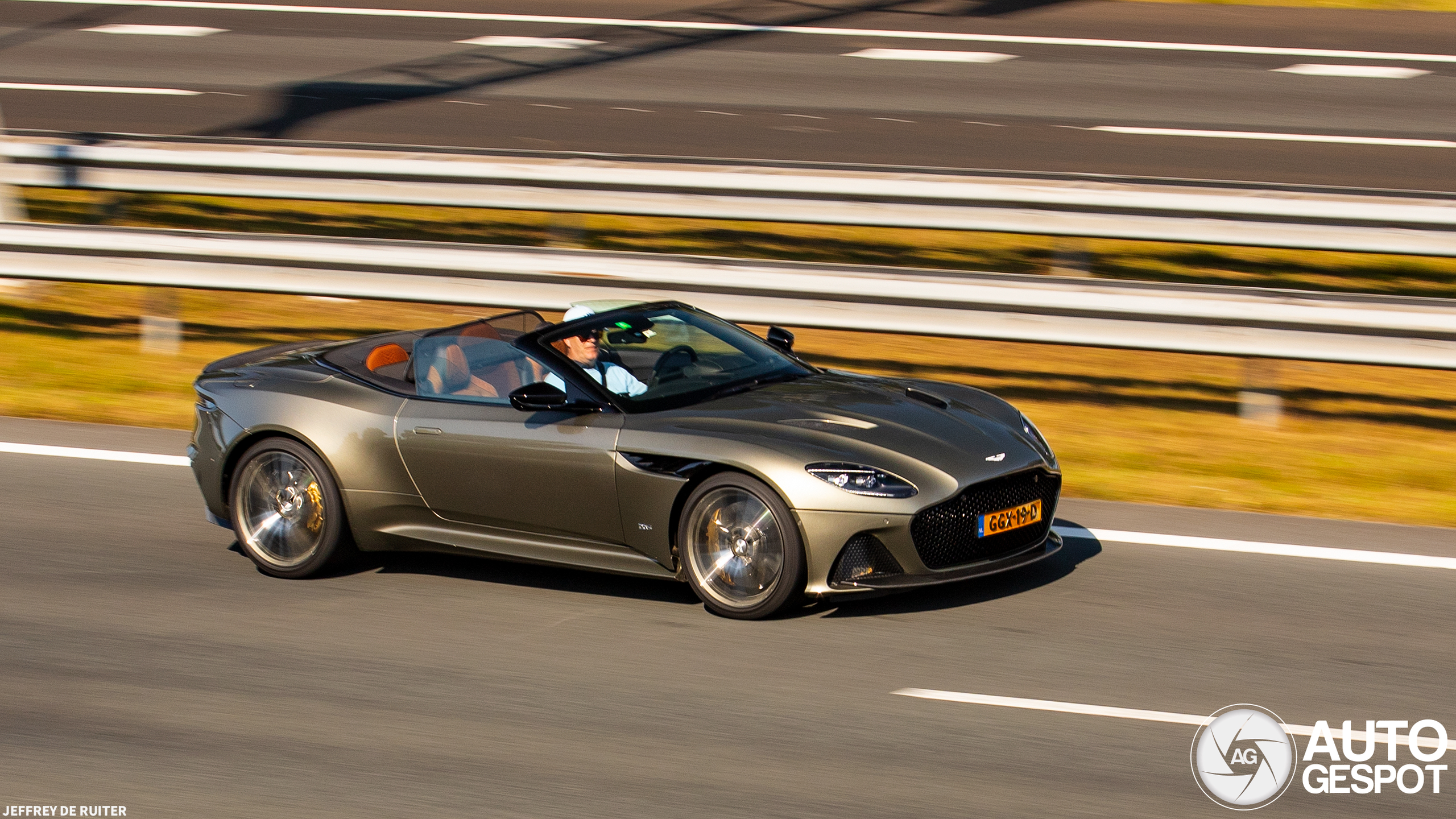 Aston Martin DBS Superleggera Volante