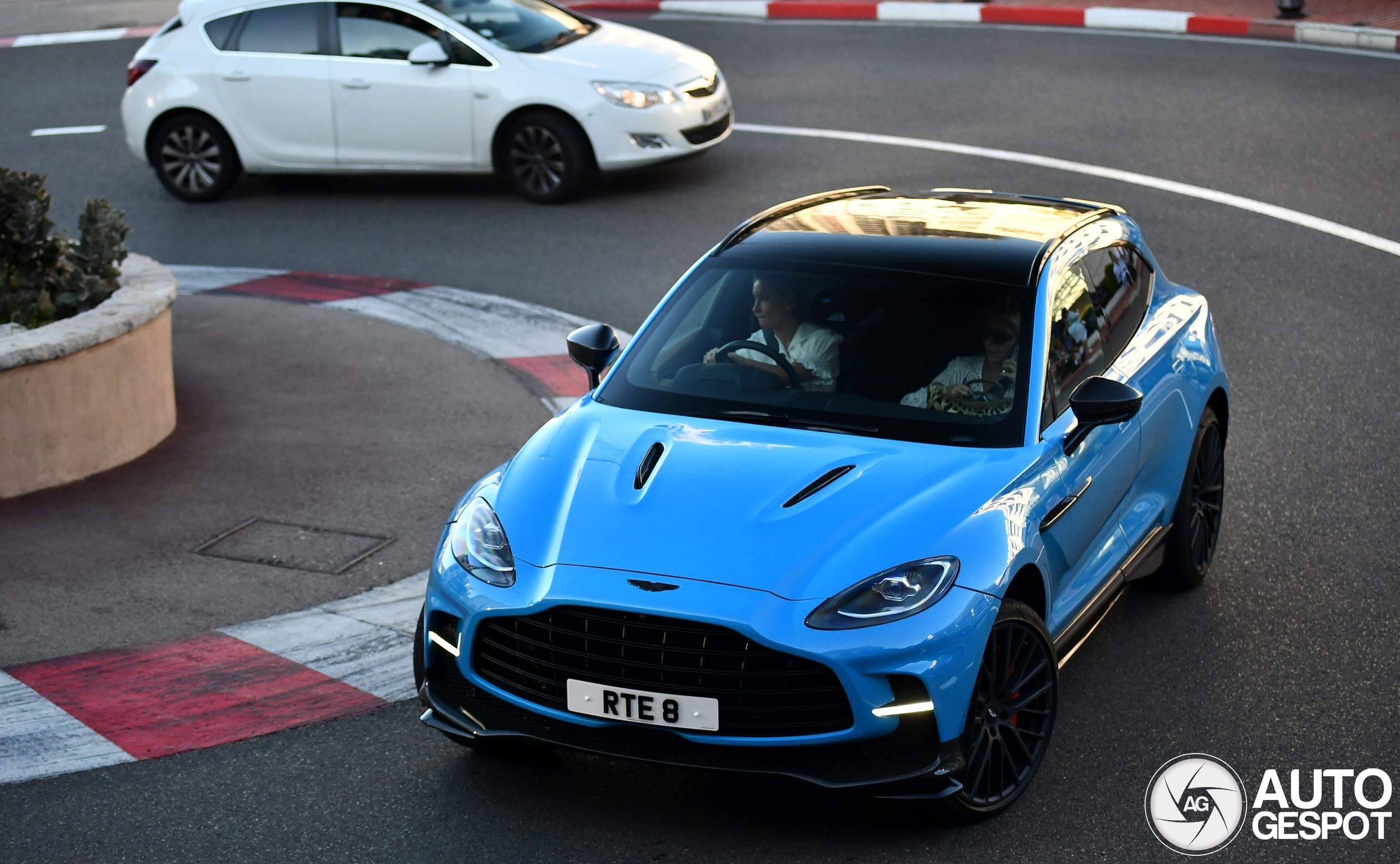 Aston Martin DBX707