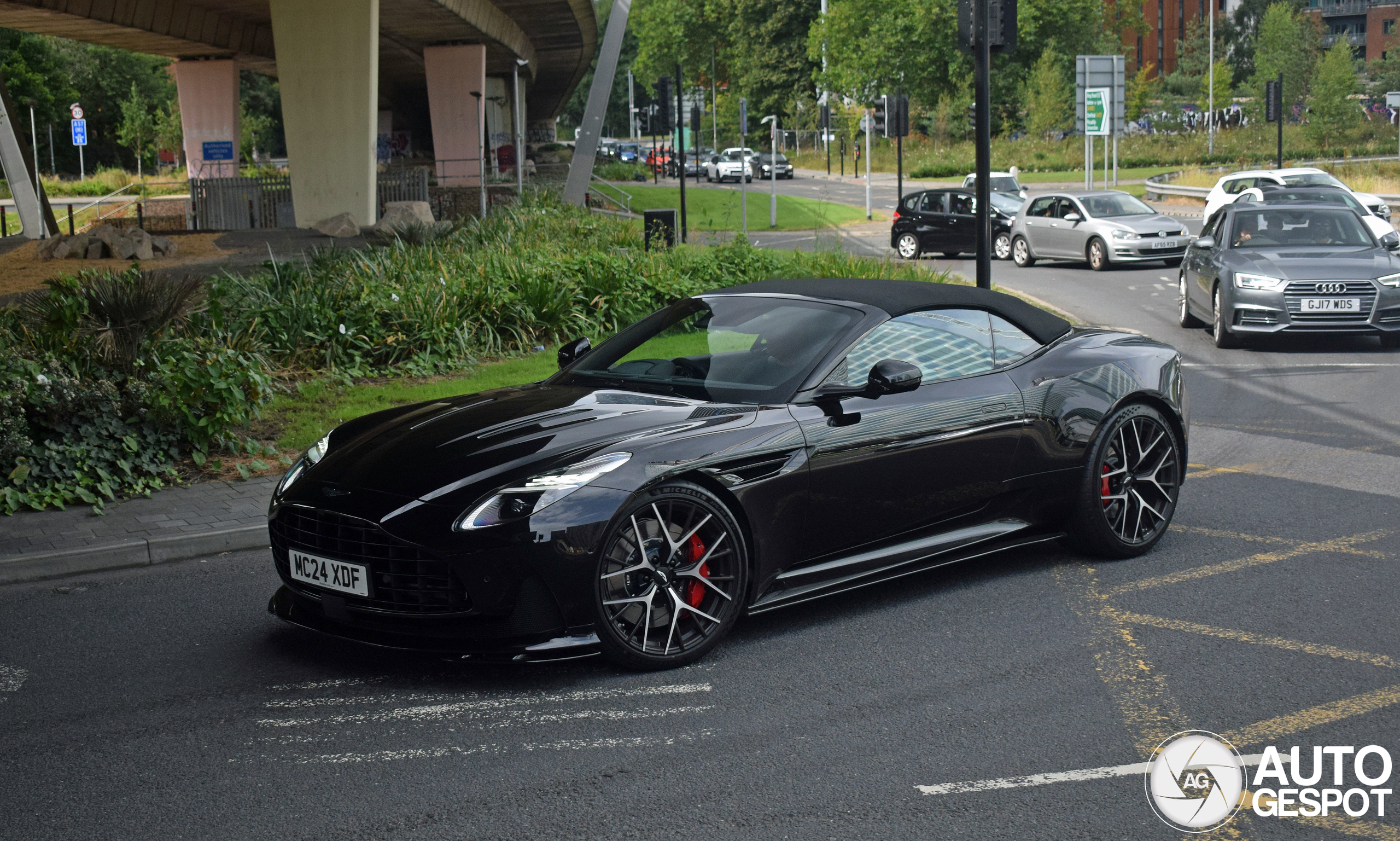 Aston Martin DB12 Volante