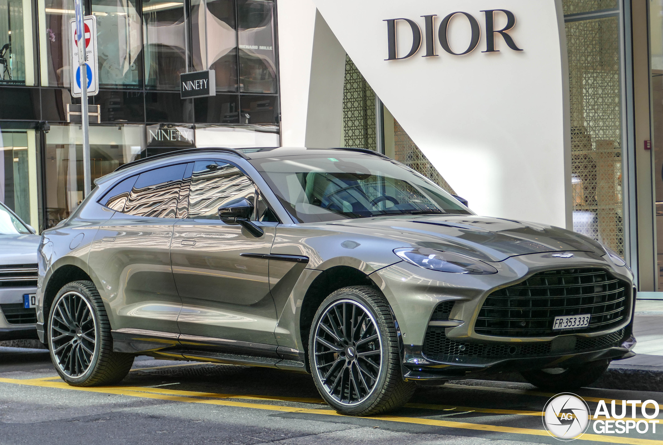 Aston Martin DBX707