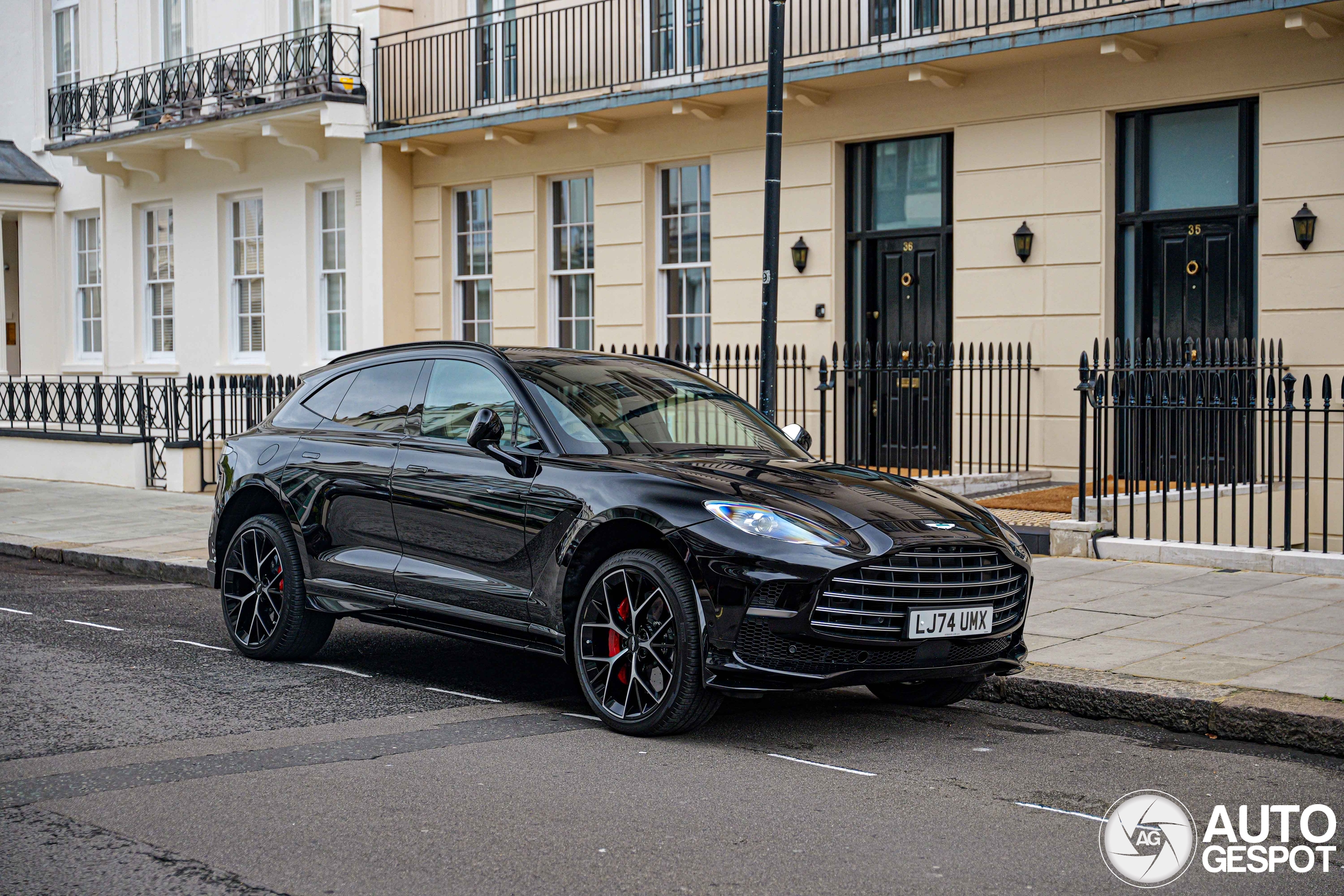 Aston Martin DBX707