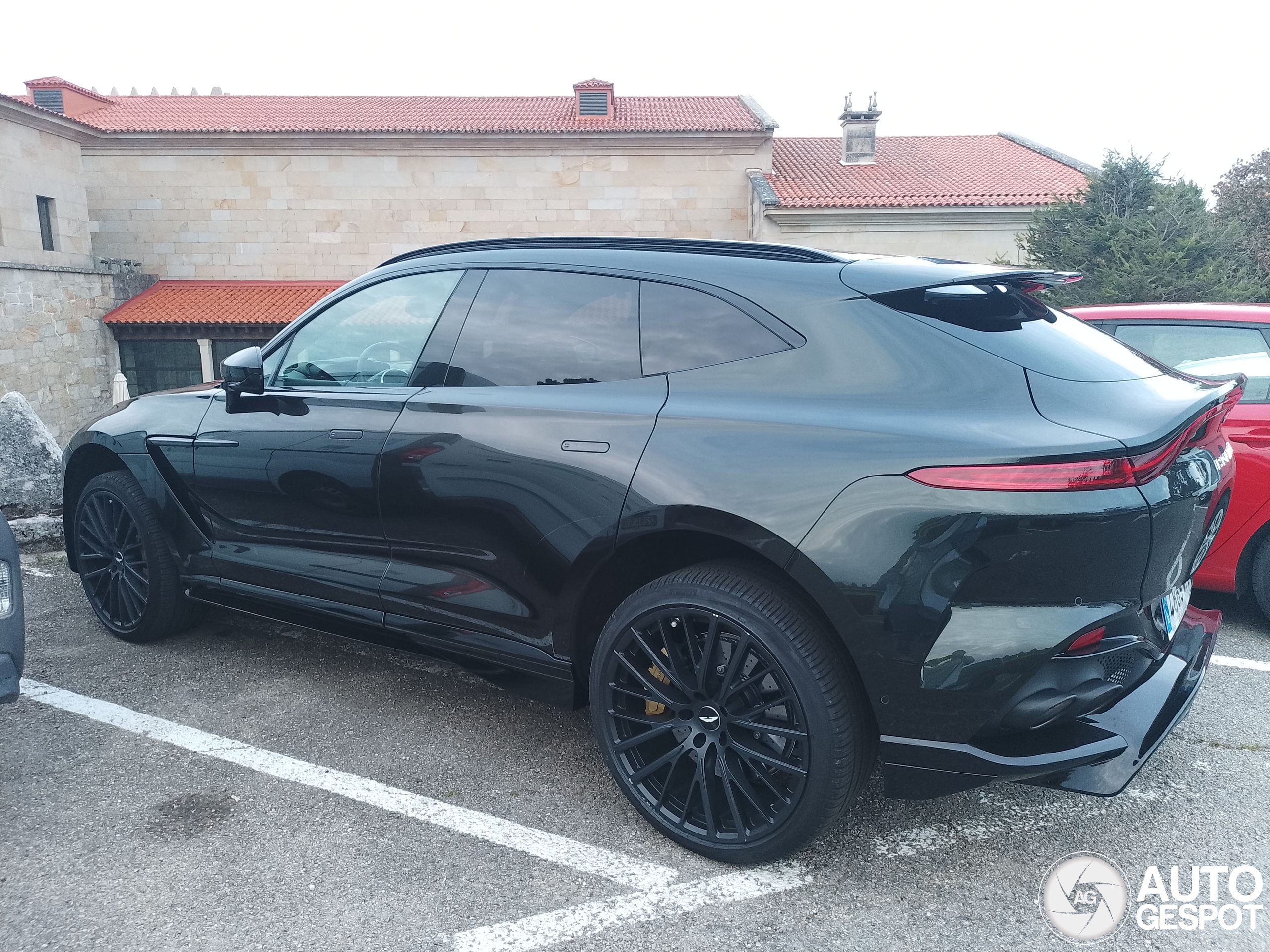 Aston Martin DBX707