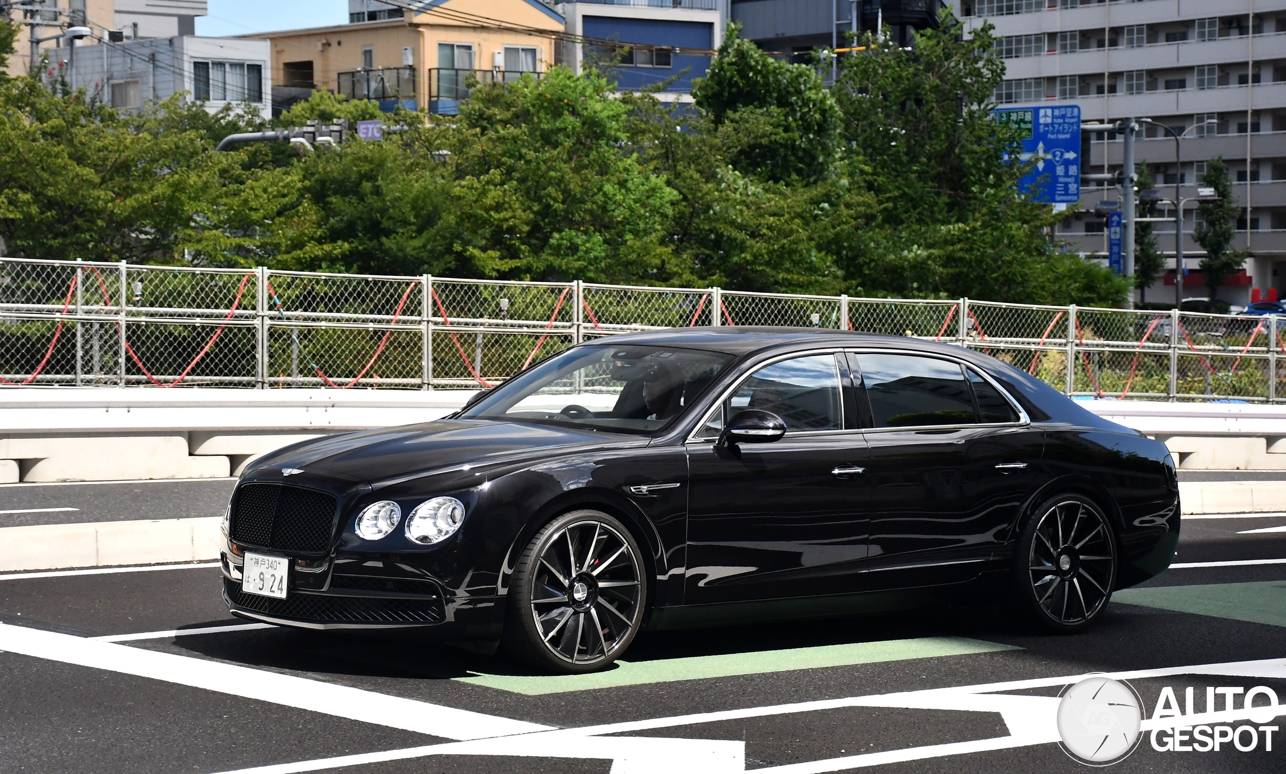 Bentley Flying Spur V8