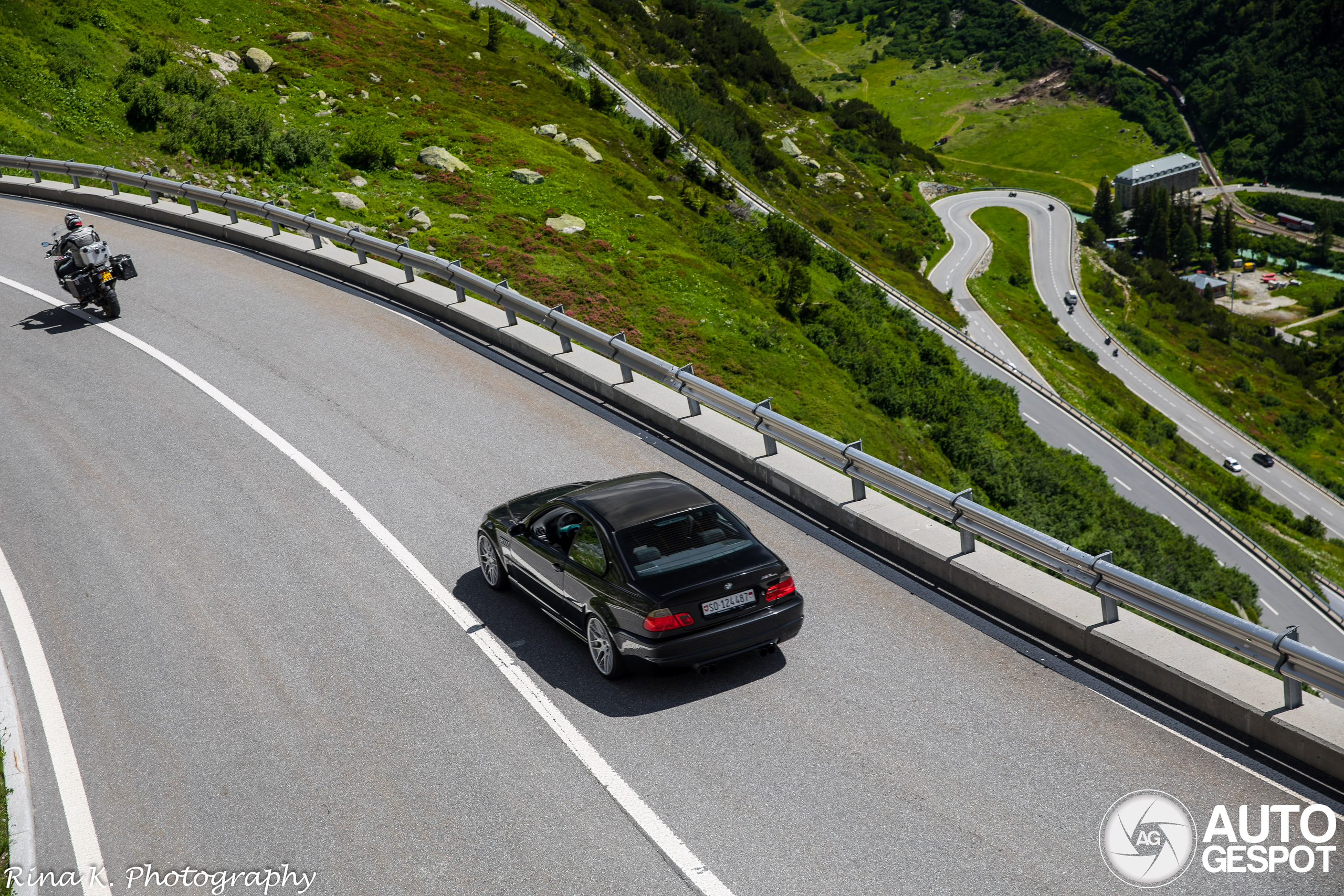 BMW M3 E46 CSL en M3 G81 Touring Competition kruisen wegen op Grimselpass