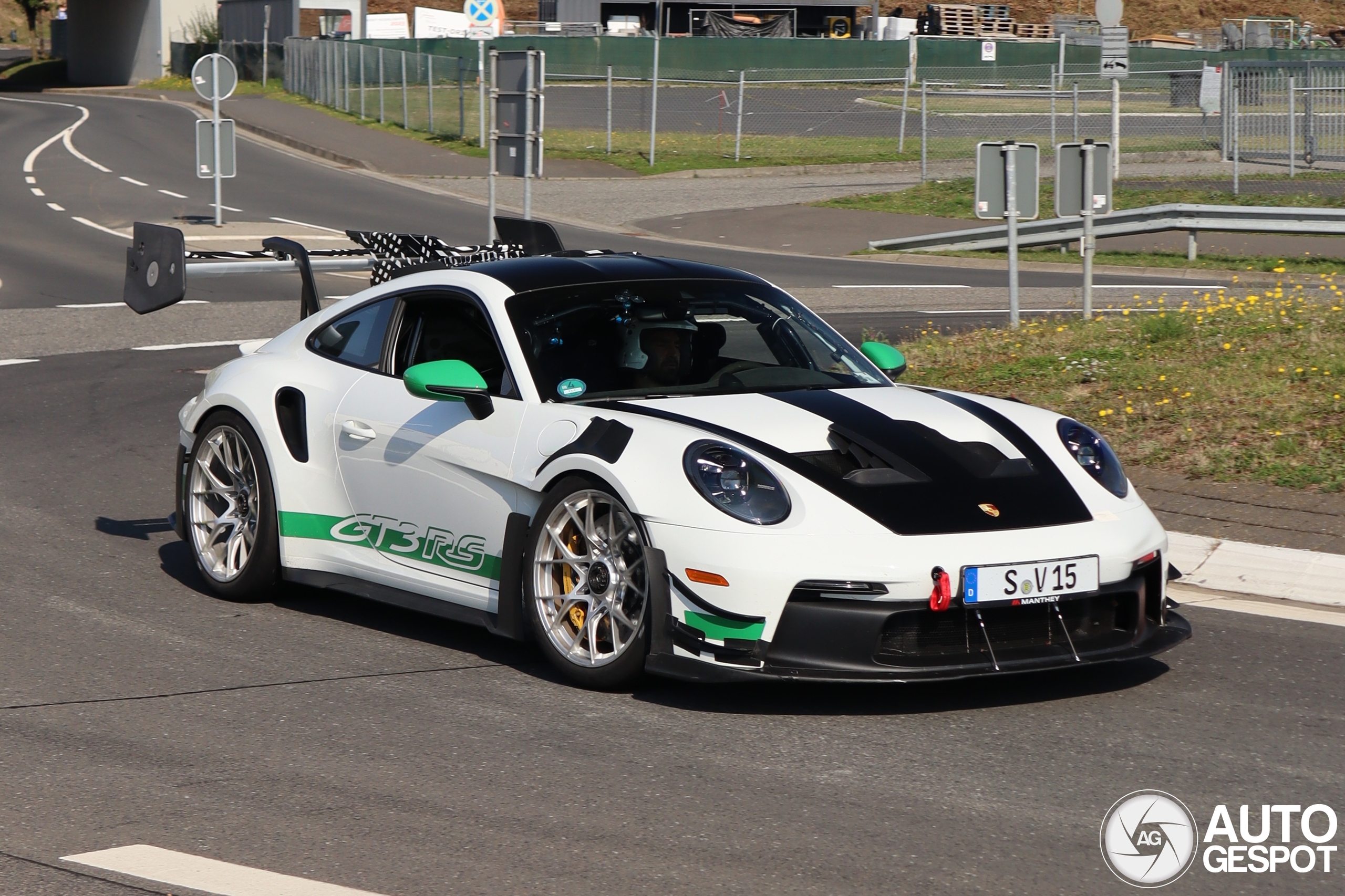 Laatste hand wordt aan de Porsche 992 GT3 RS Manthey Racing gelegd