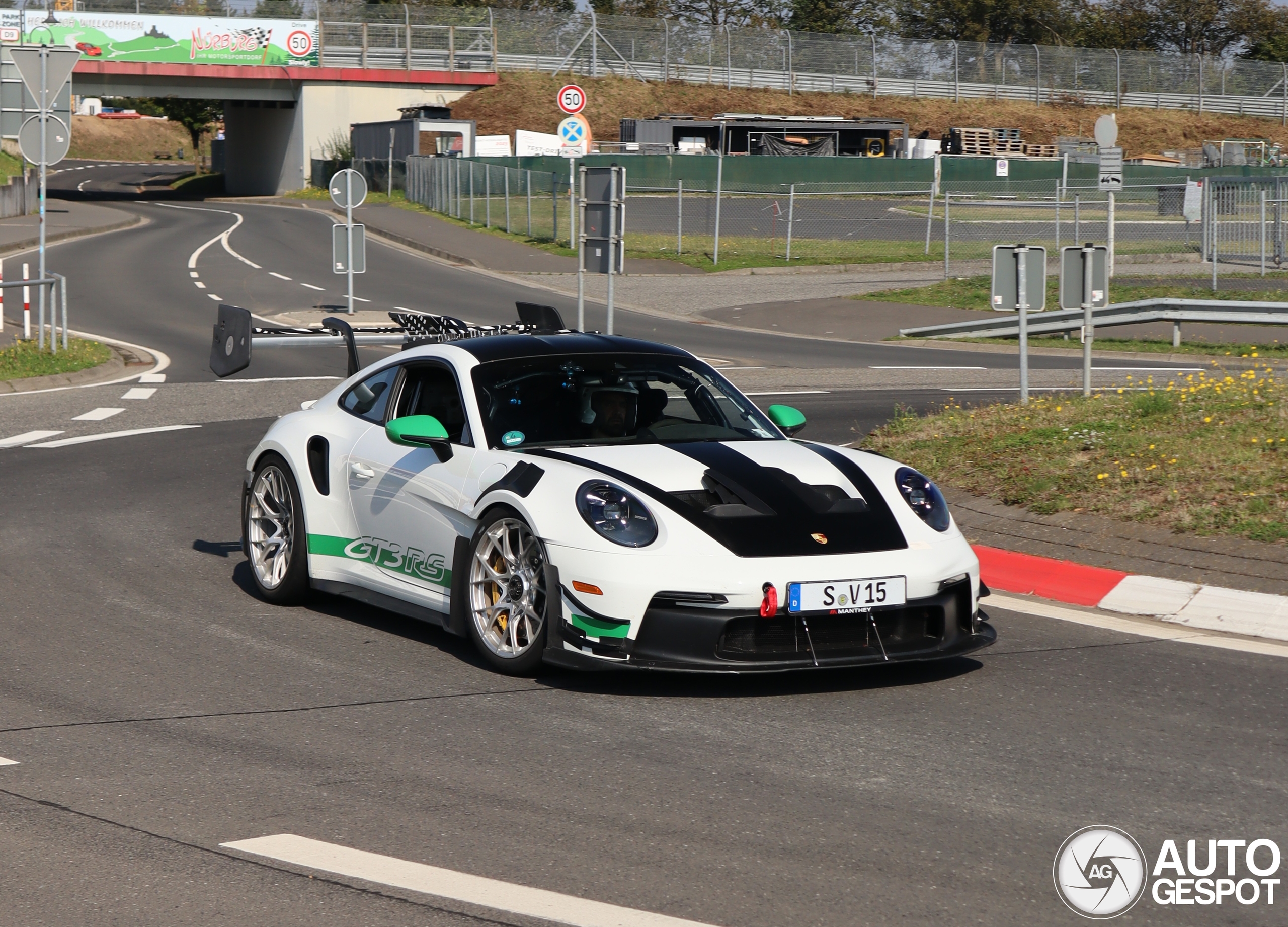 Laatste hand wordt aan de Porsche 992 GT3 RS Manthey Racing gelegd