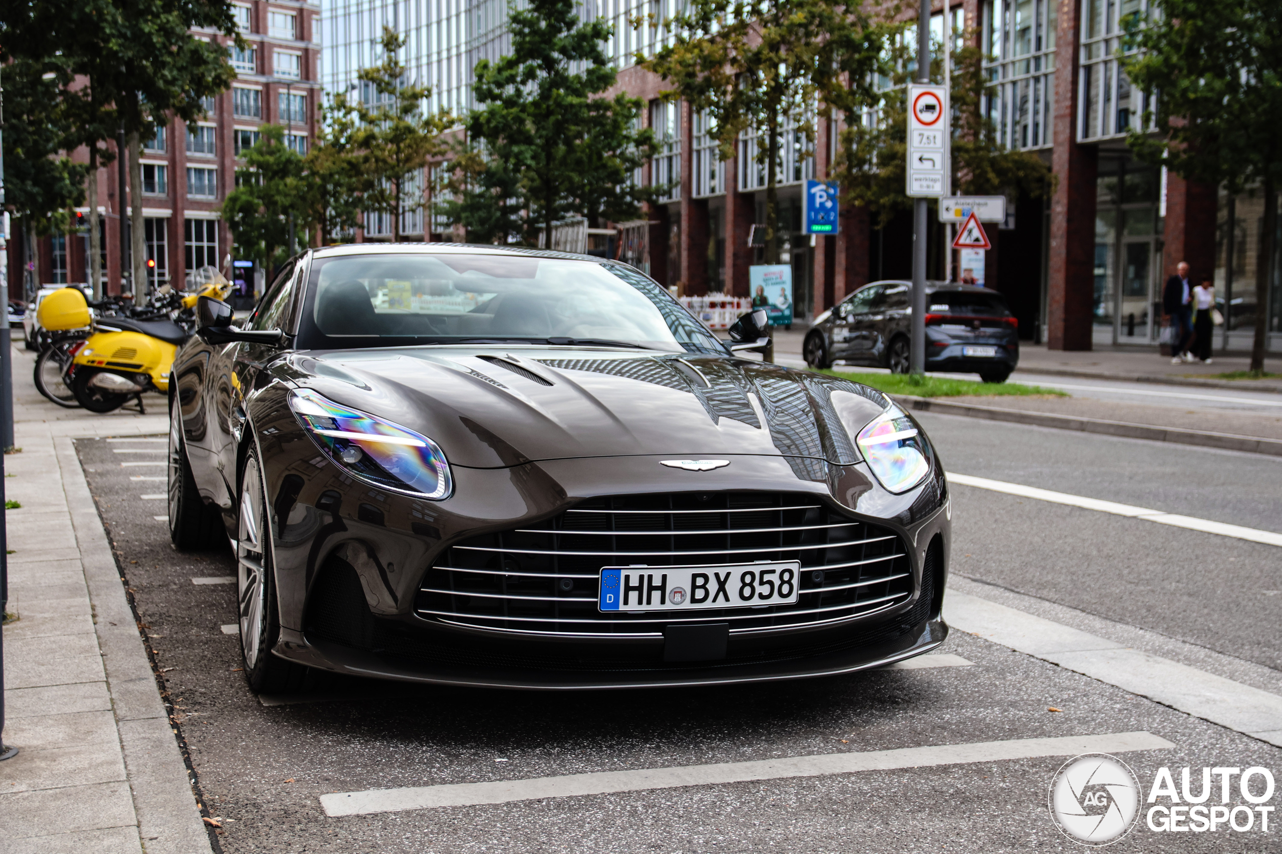 Aston Martin DB12