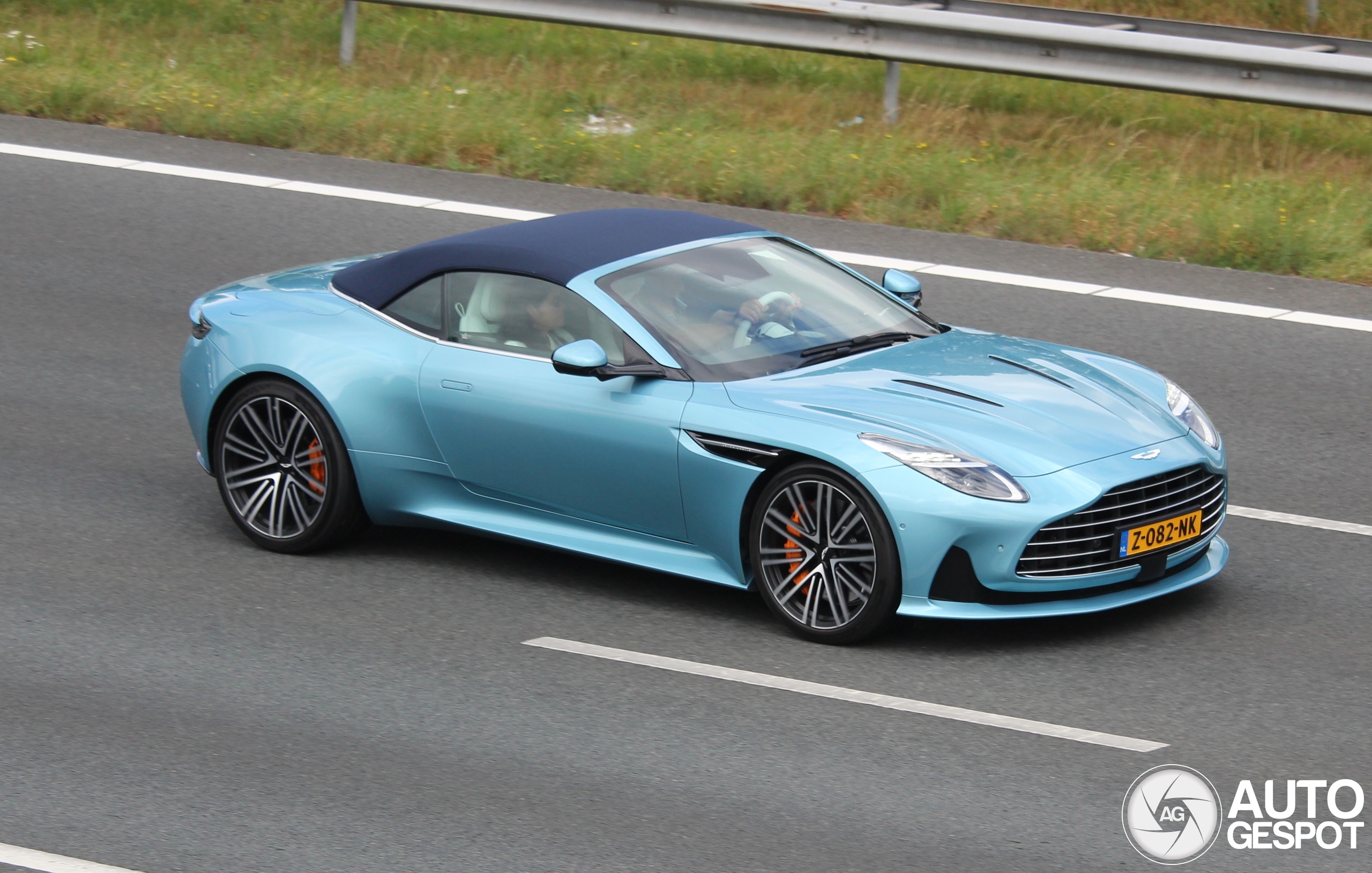 Aston Martin DB12 Volante