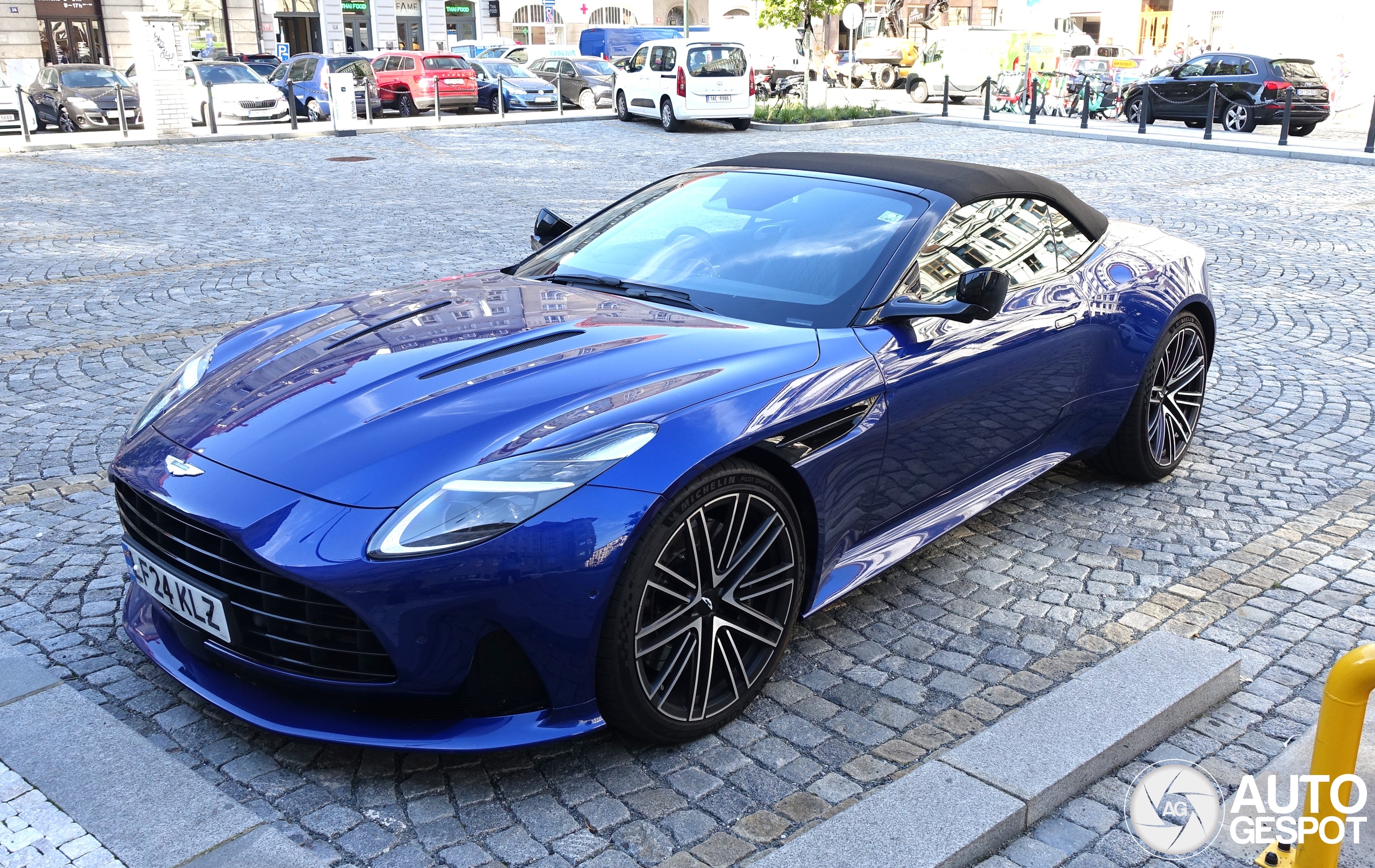 Aston Martin DB12 Volante