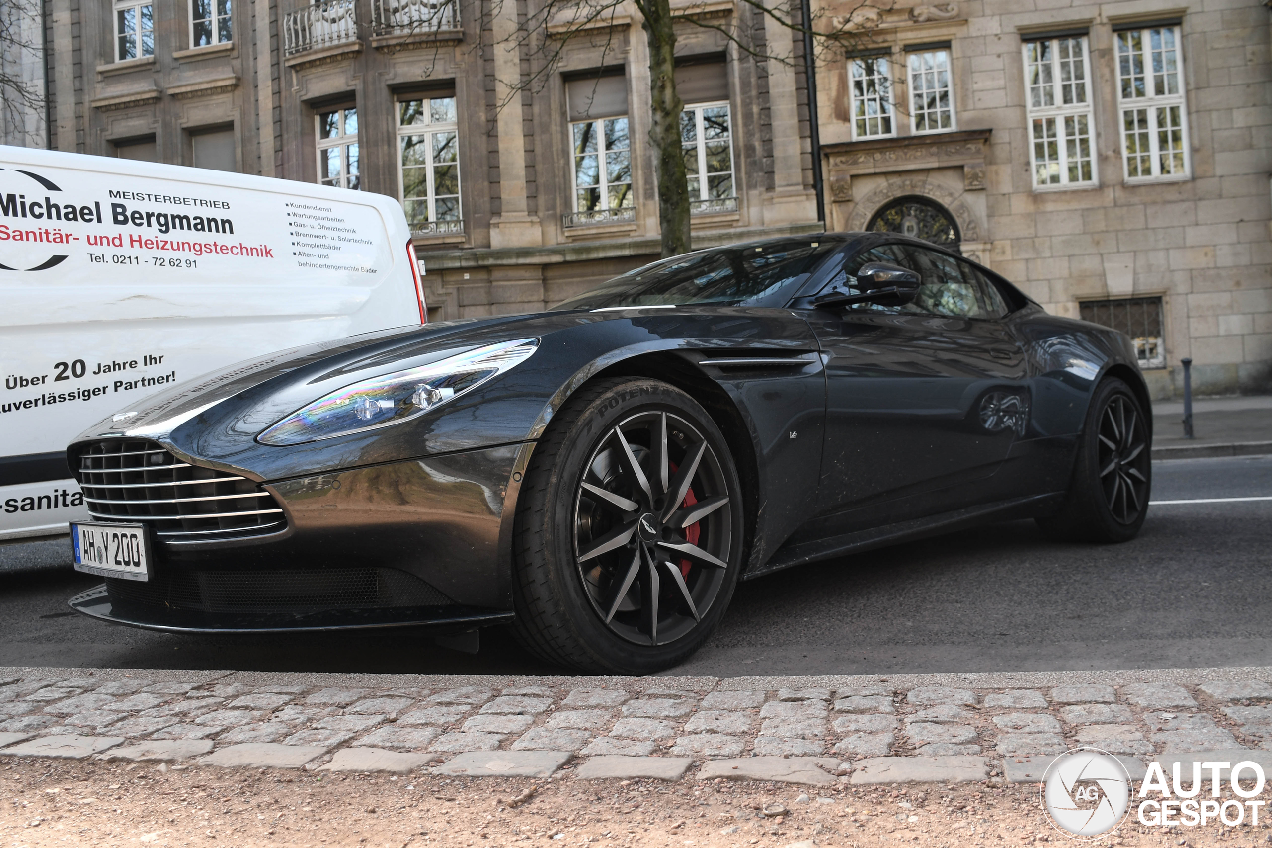 Aston Martin DB11