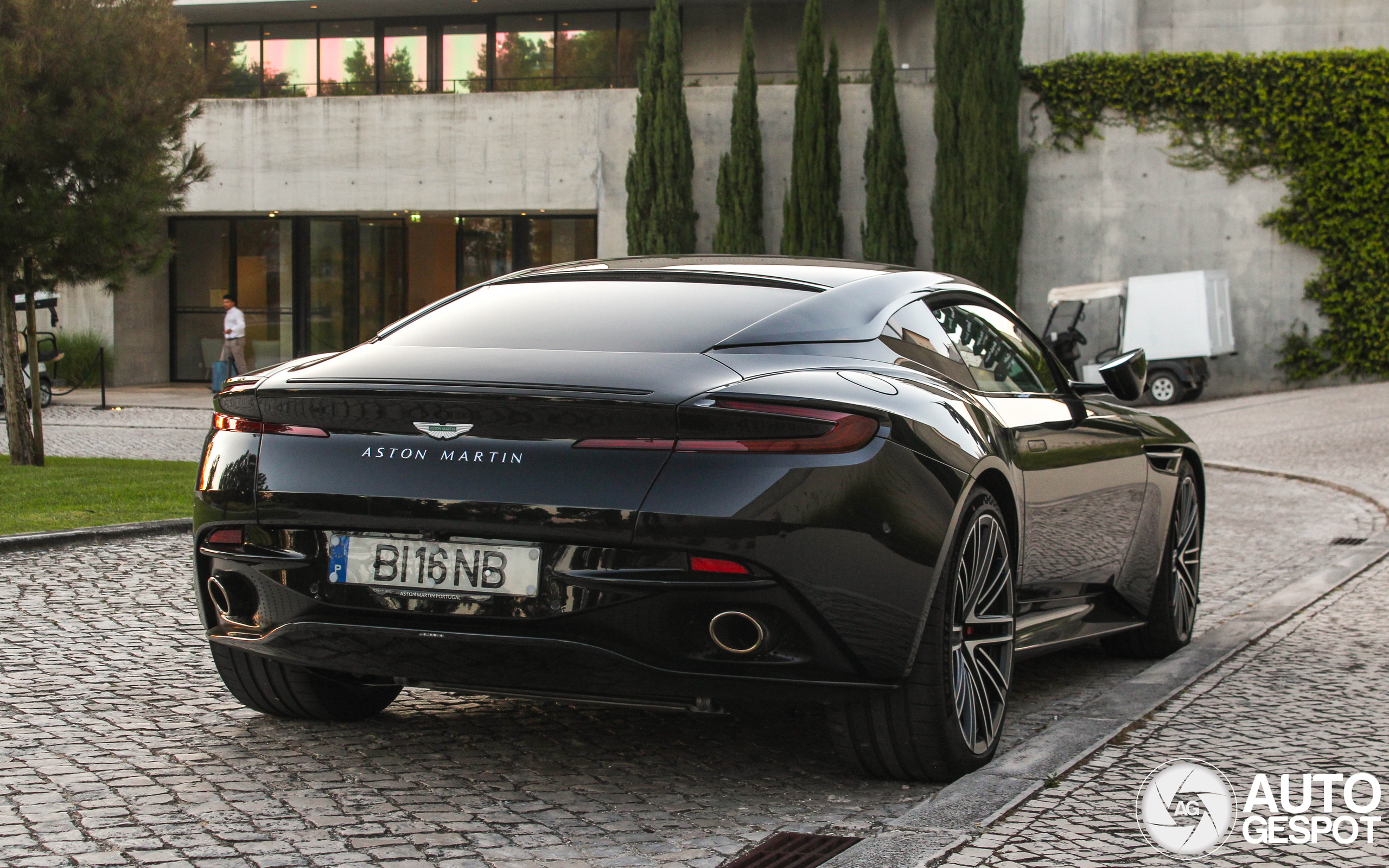 Aston Martin DB12