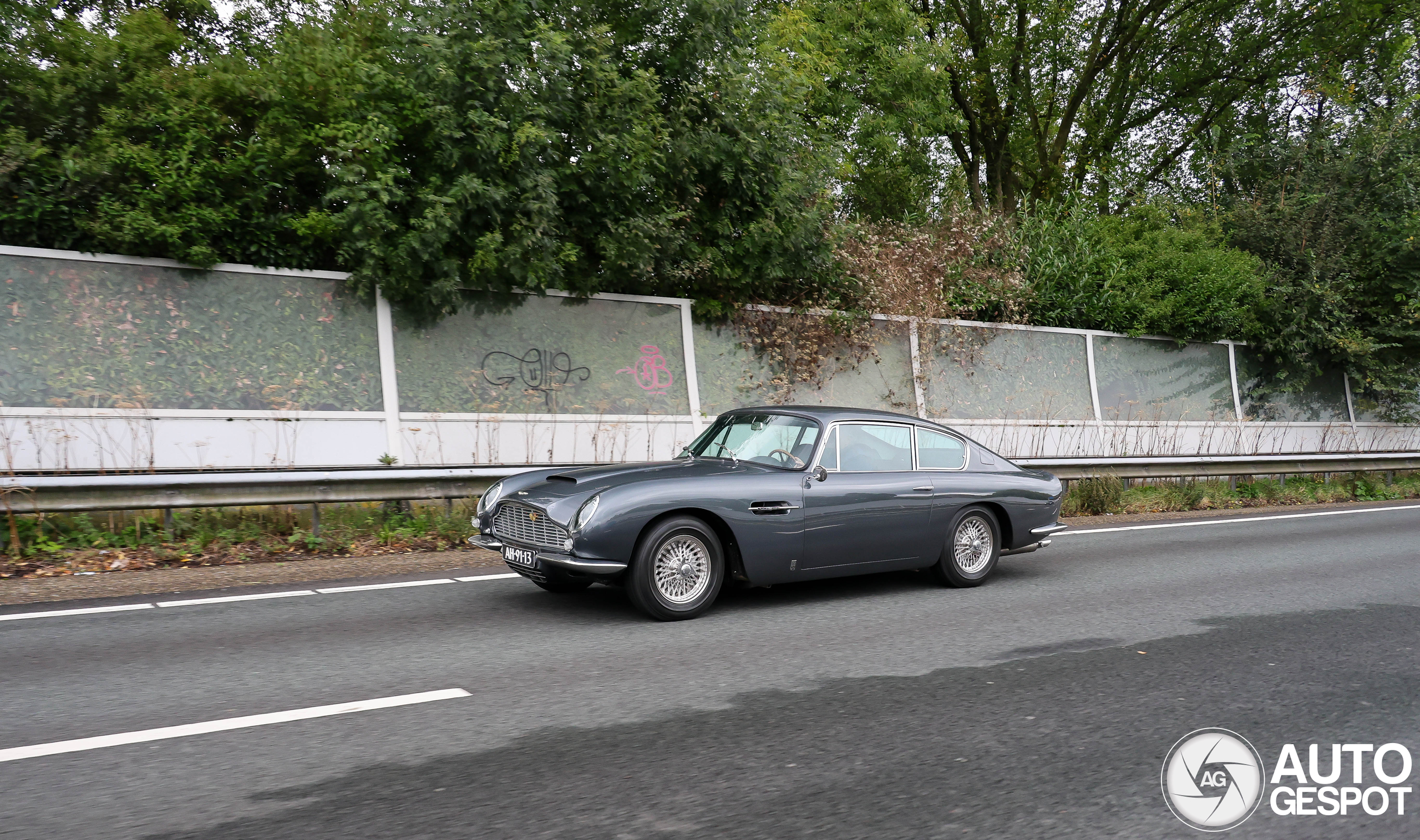 Aston Martin DB6 Vantage MKI