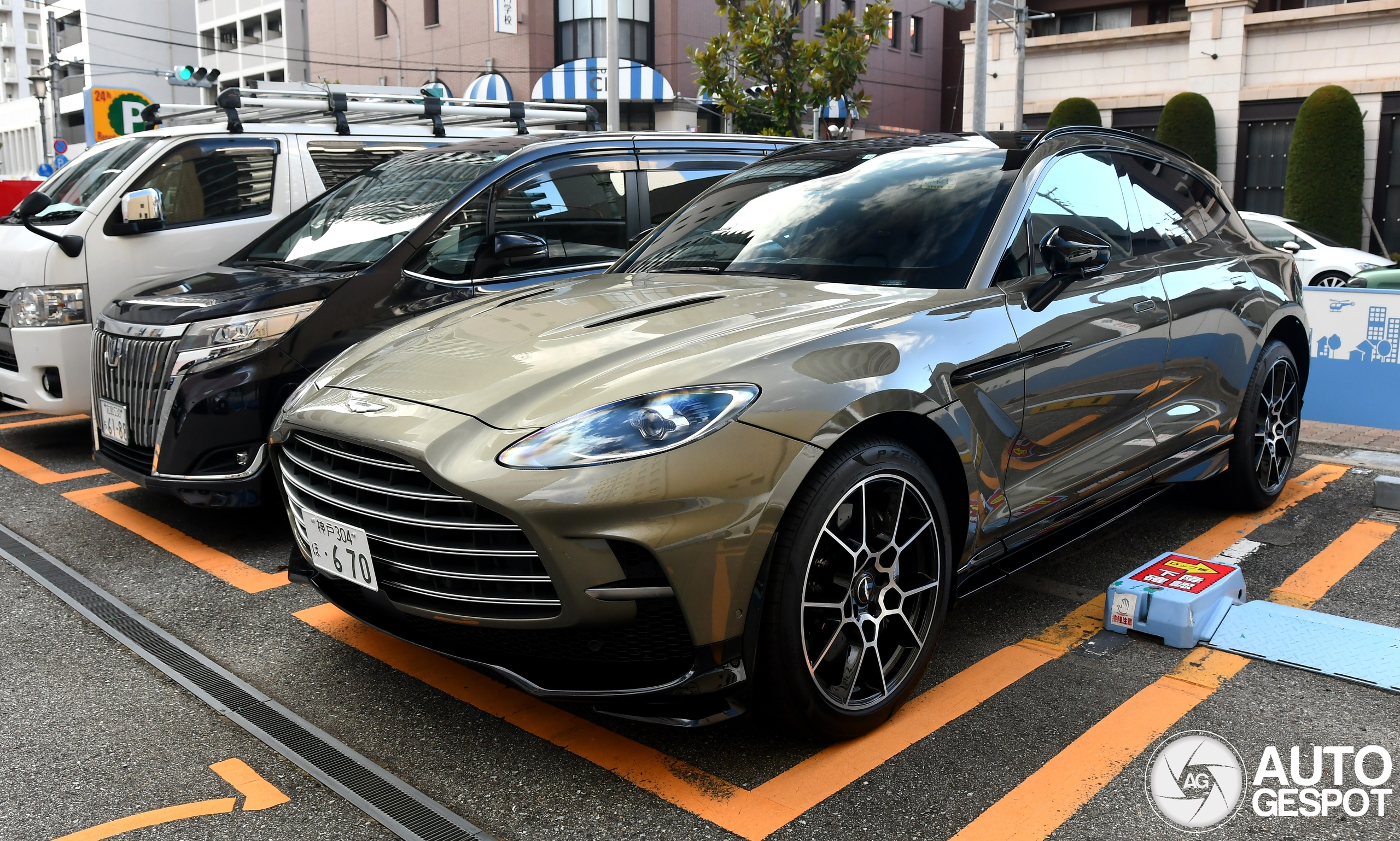 Aston Martin DBX707