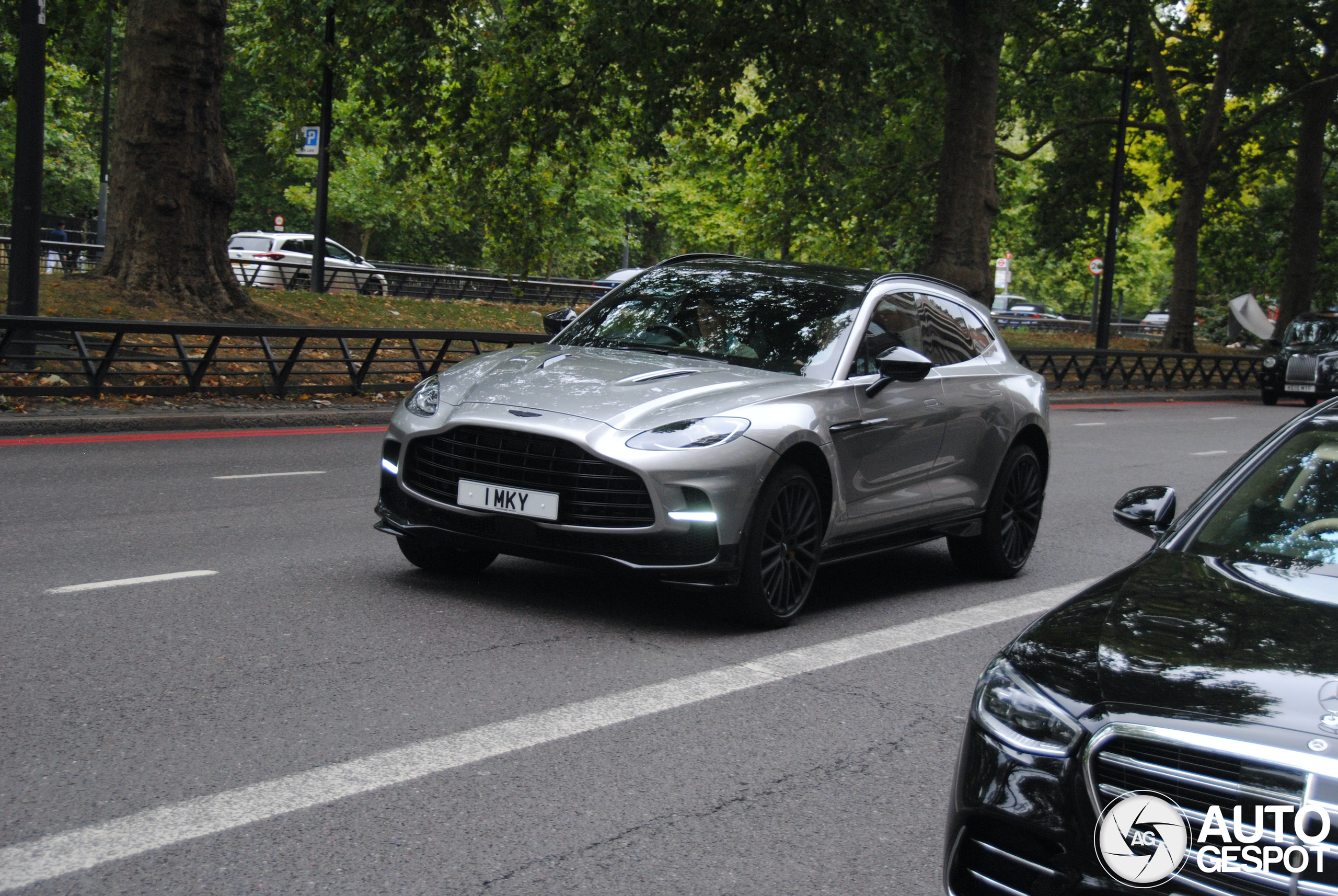 Aston Martin DBX707