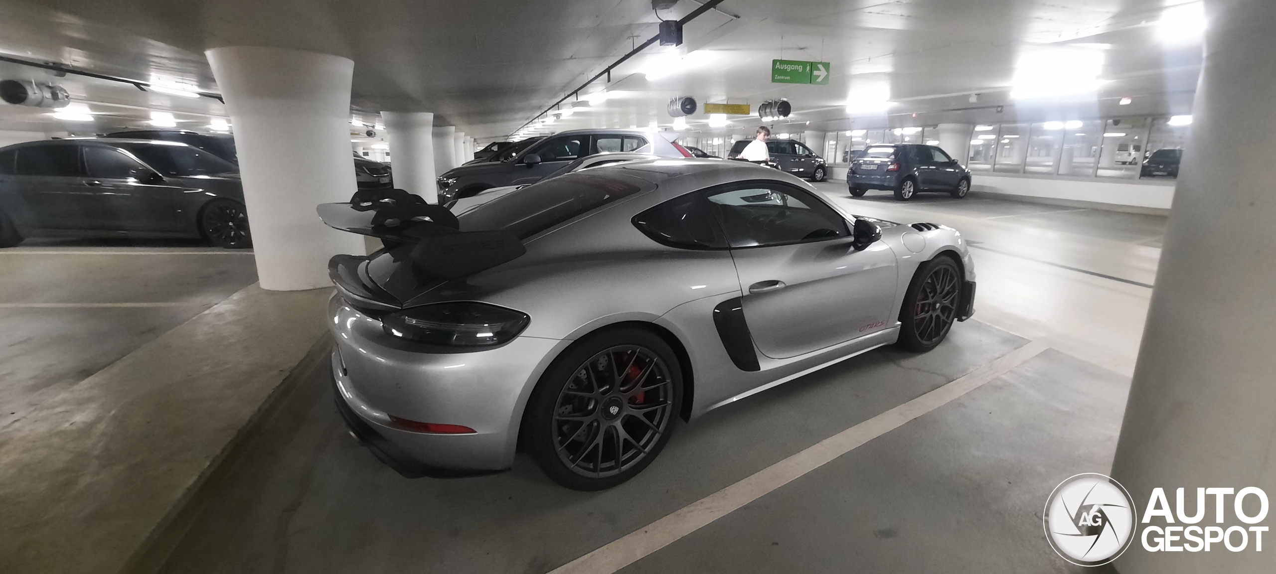 Porsche 718 Cayman GT4 RS Weissach Package