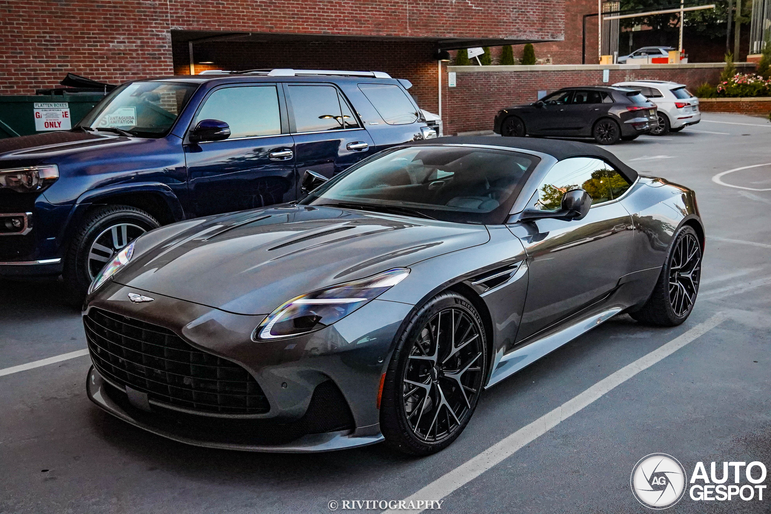 Aston Martin DB12 Volante