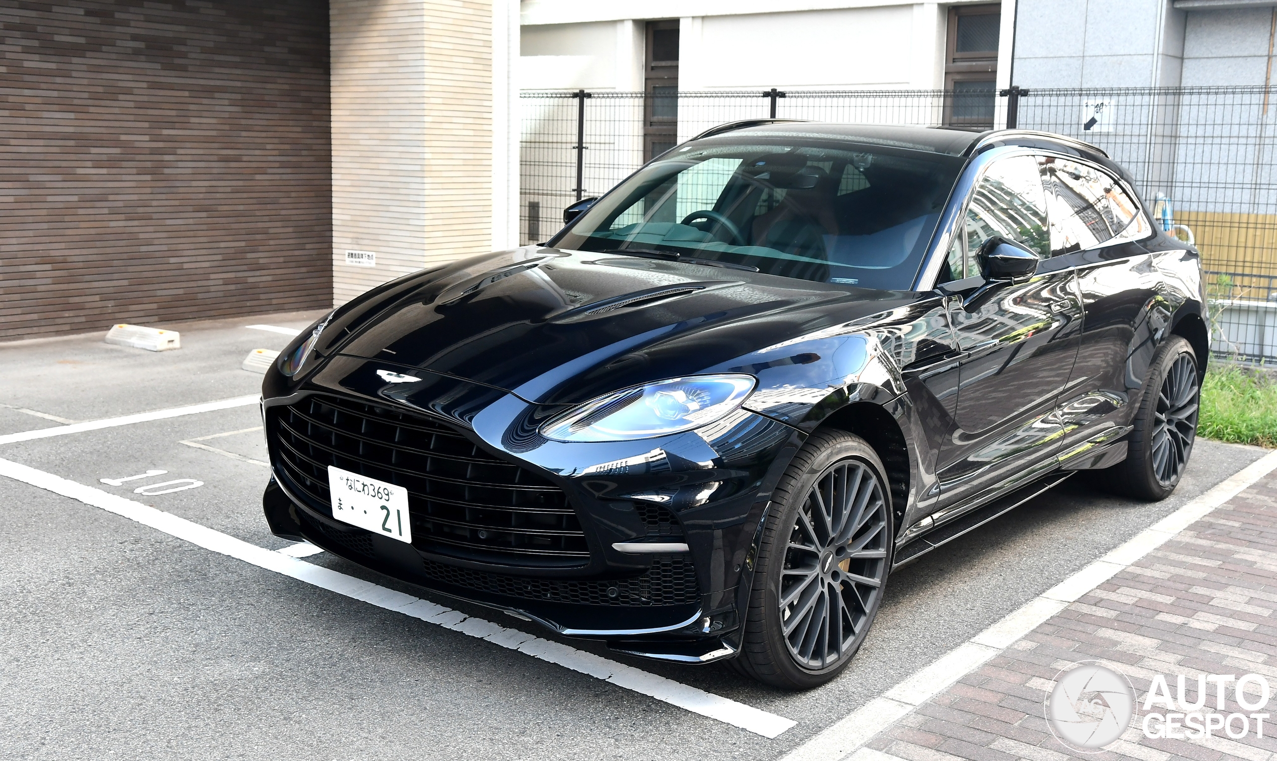 Aston Martin DBX707