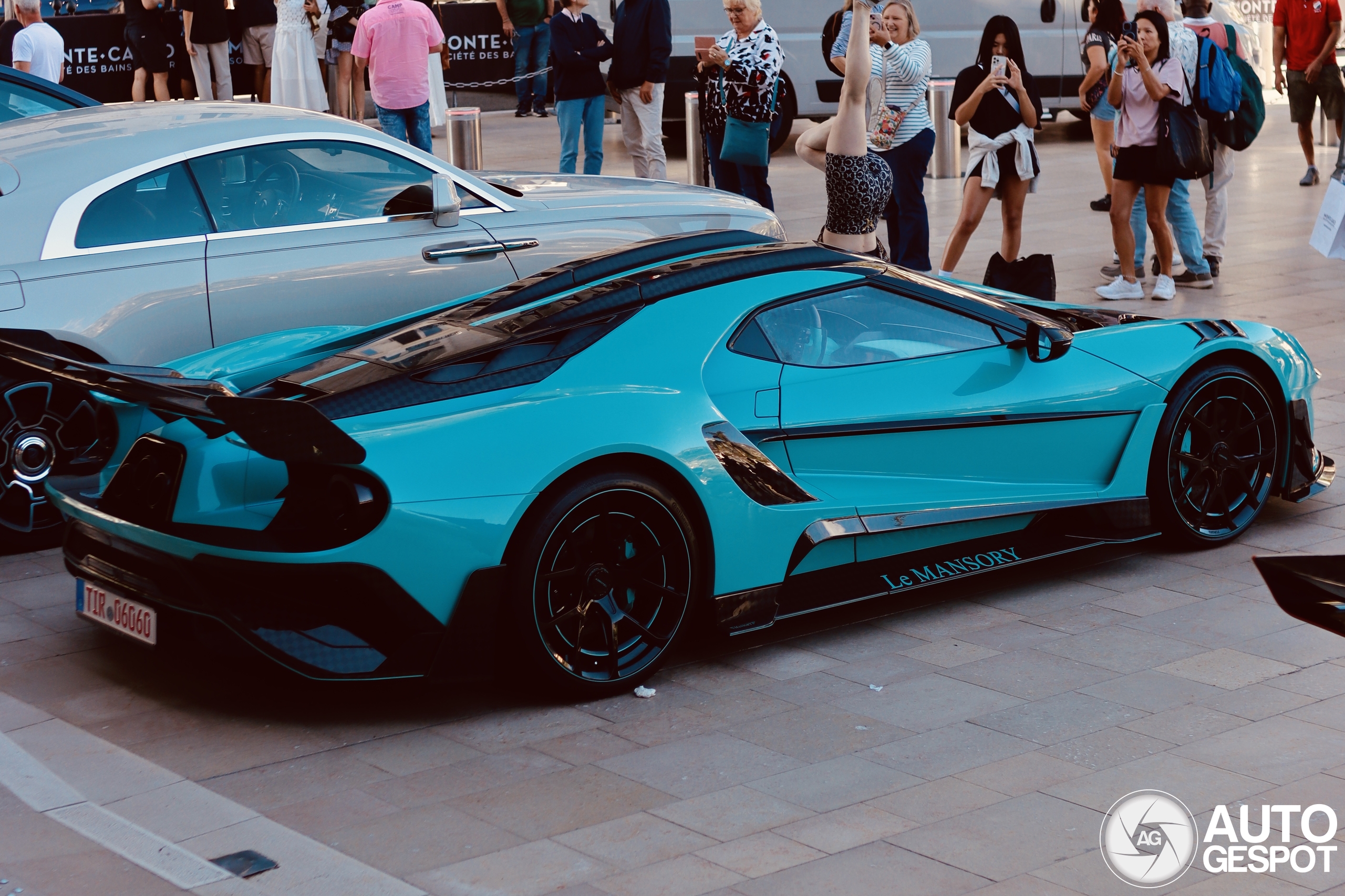 Een Ford GT Le Mansory en een dame die op haar handen staat in Monaco