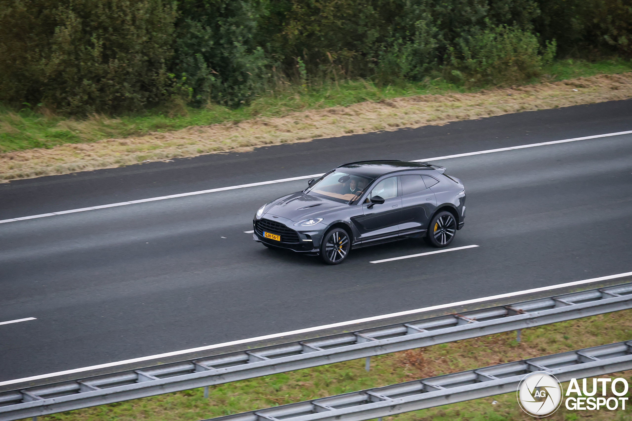 Aston Martin DBX707