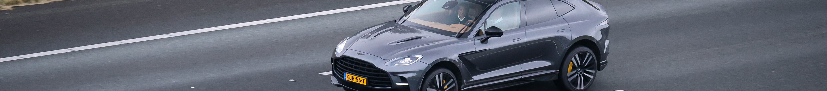 Aston Martin DBX707