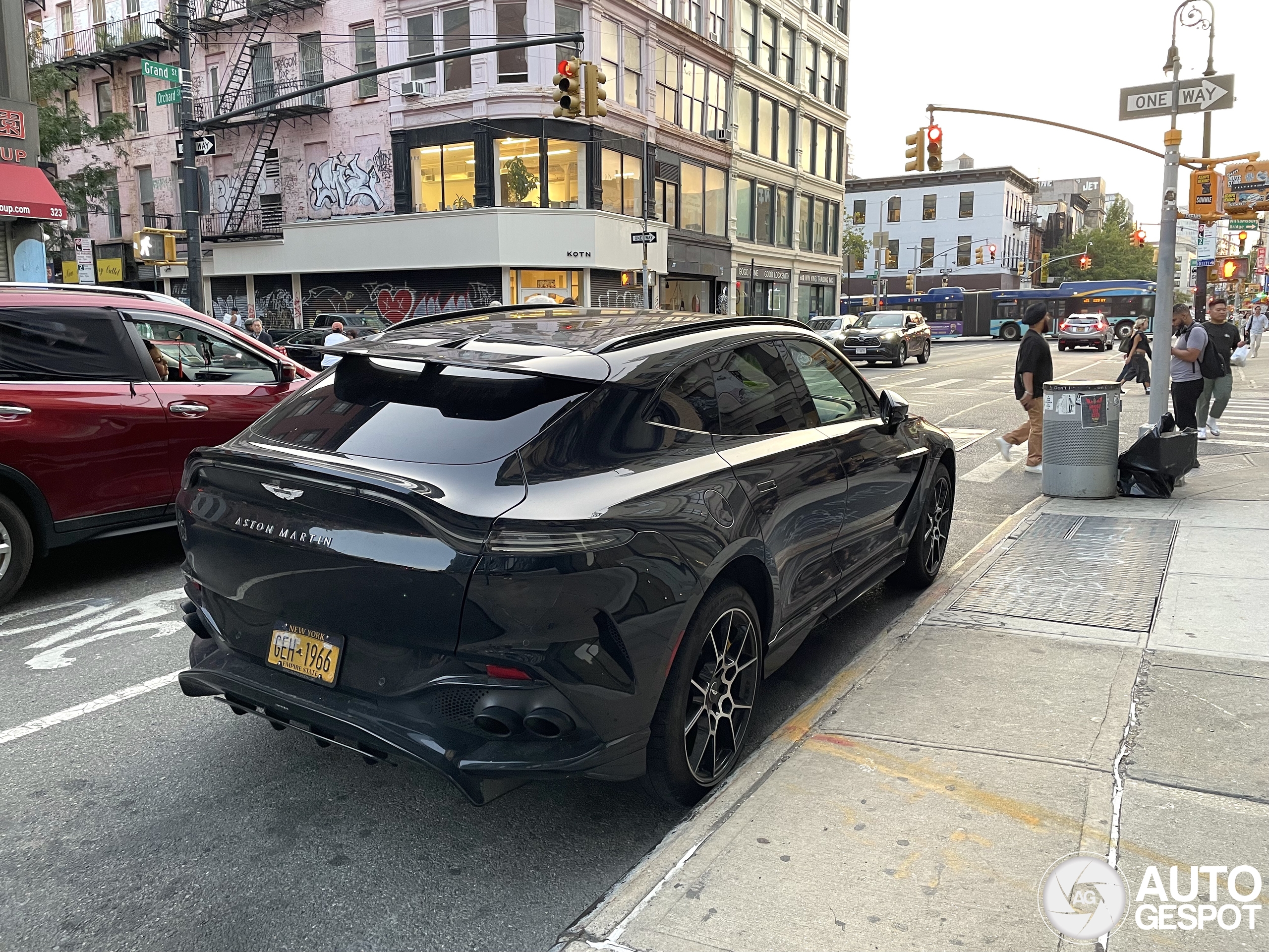 Aston Martin DBX707