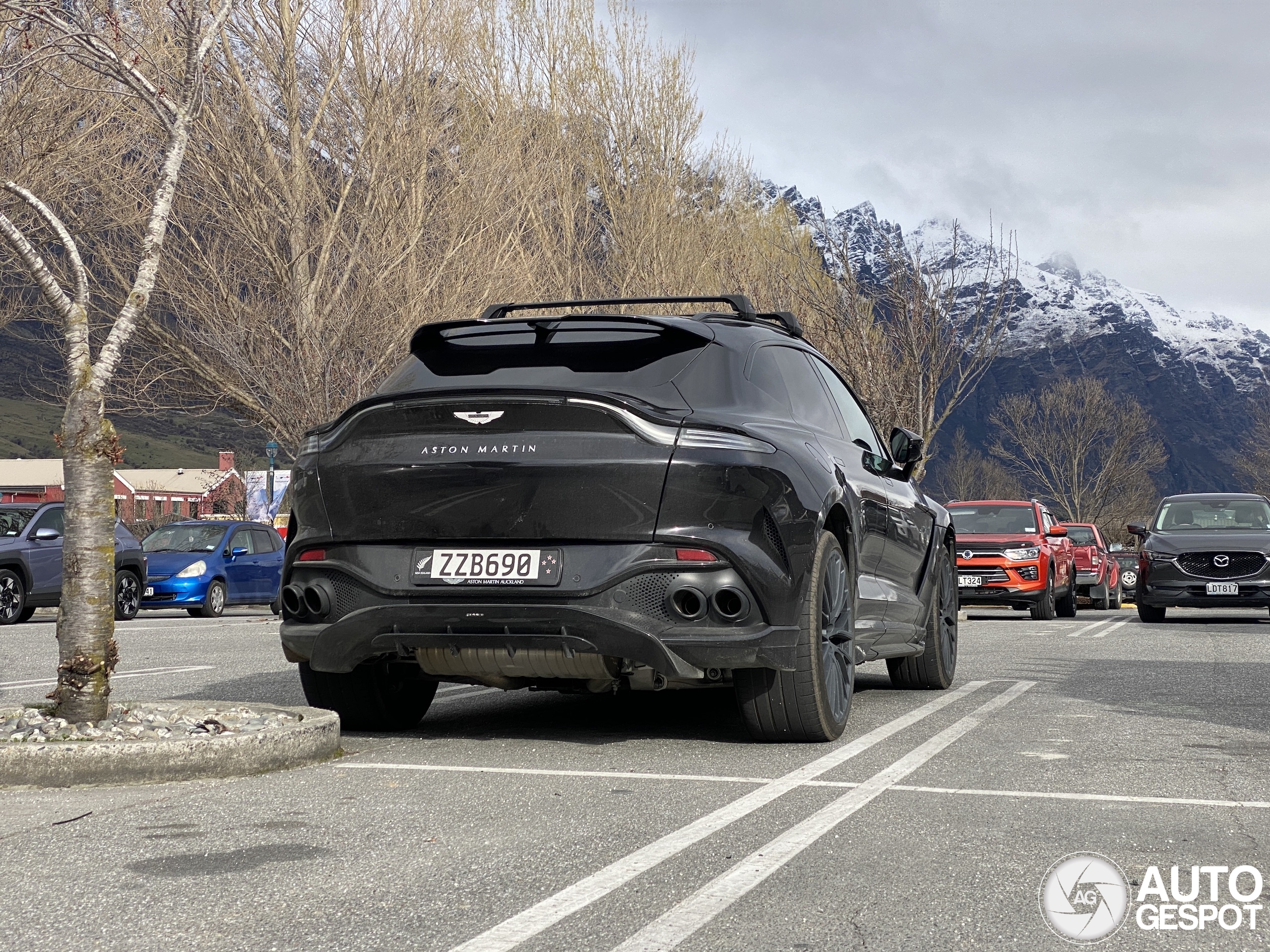 Aston Martin DBX707