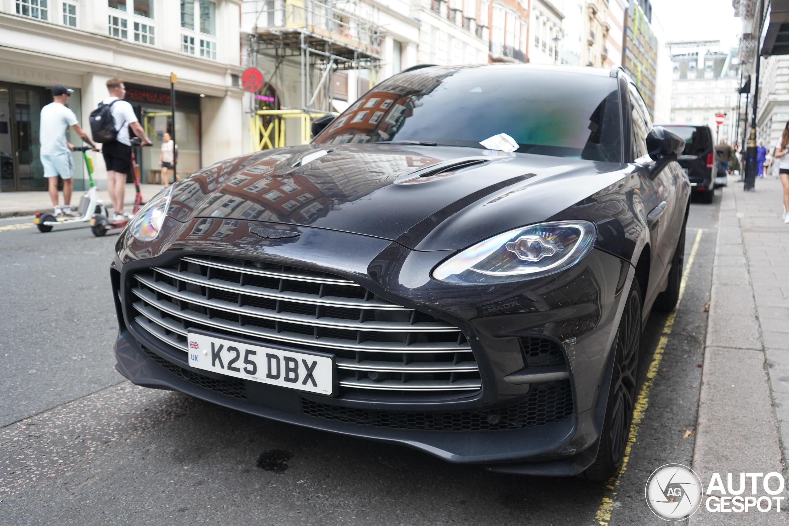 Aston Martin DBX707