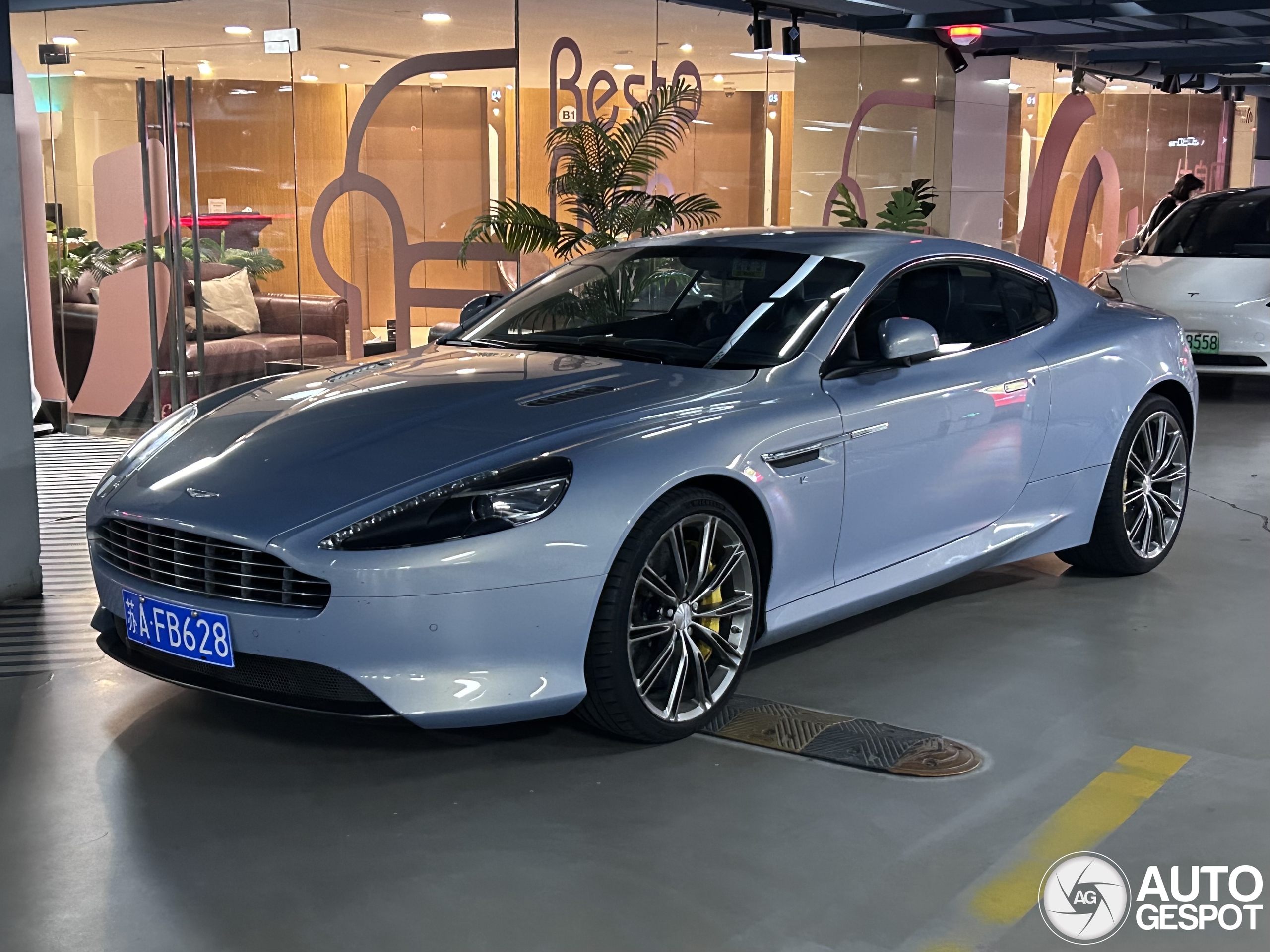 Aston Martin Virage 2011