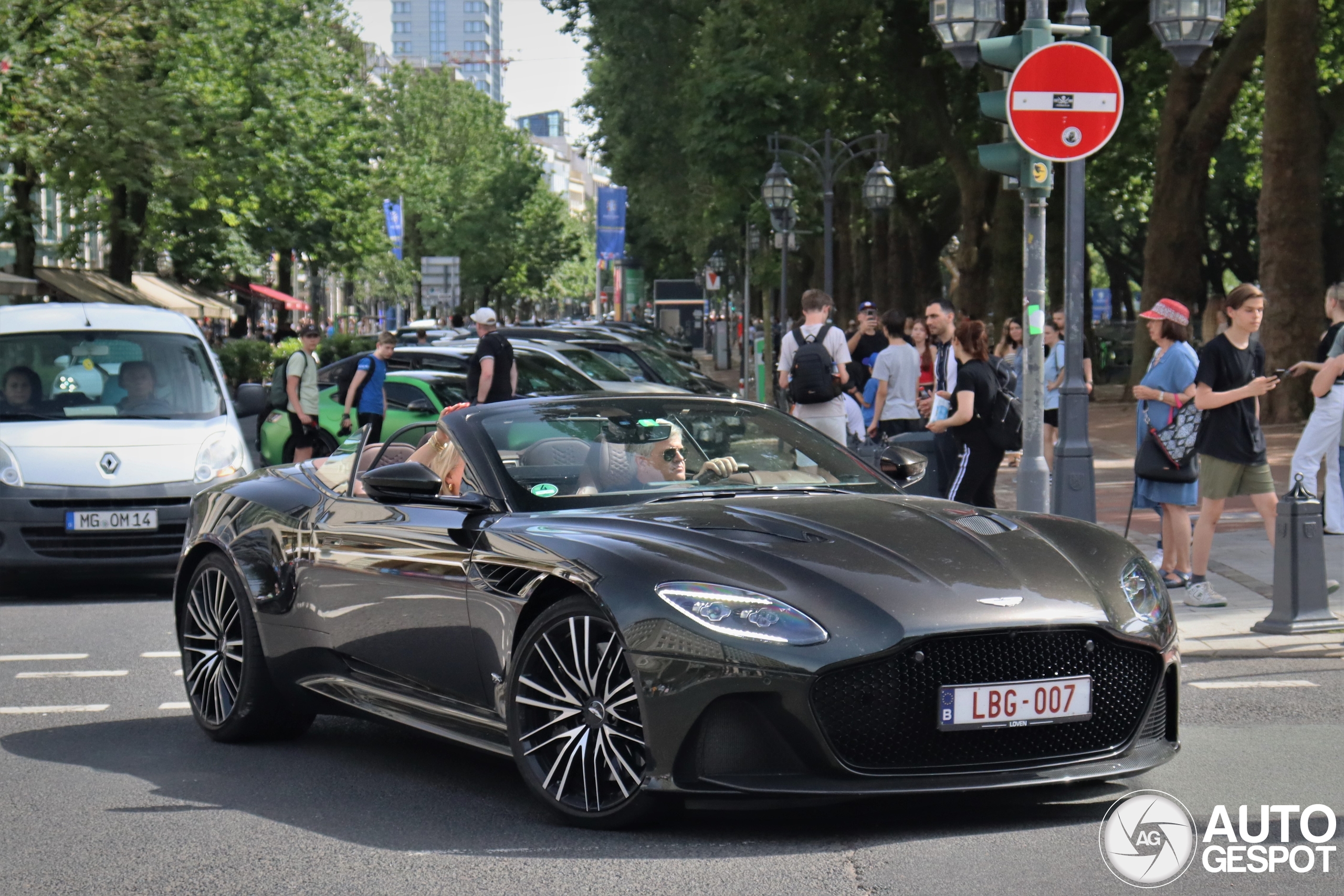 Aston Martin DBS Superleggera Volante