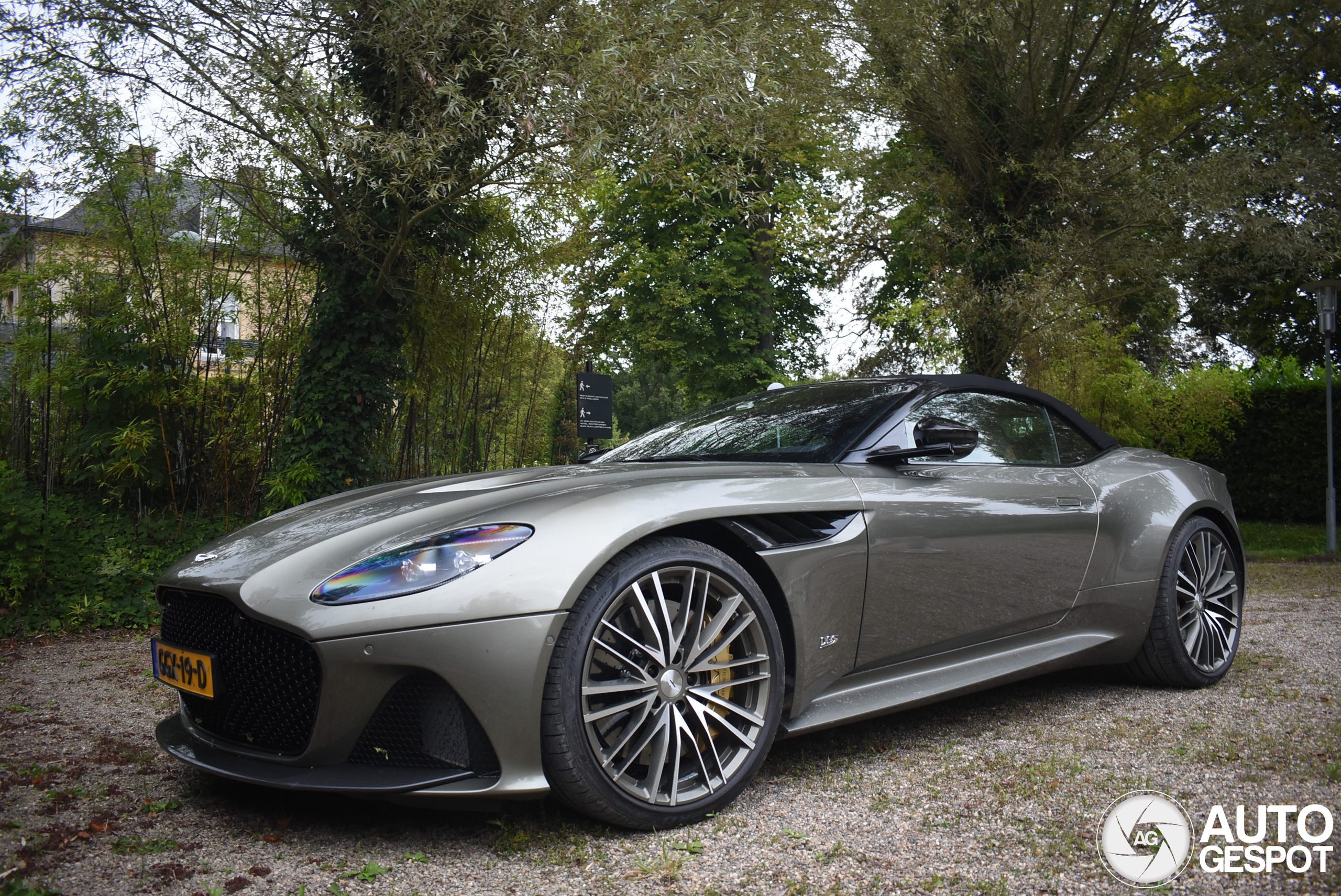 Aston Martin DBS Superleggera Volante