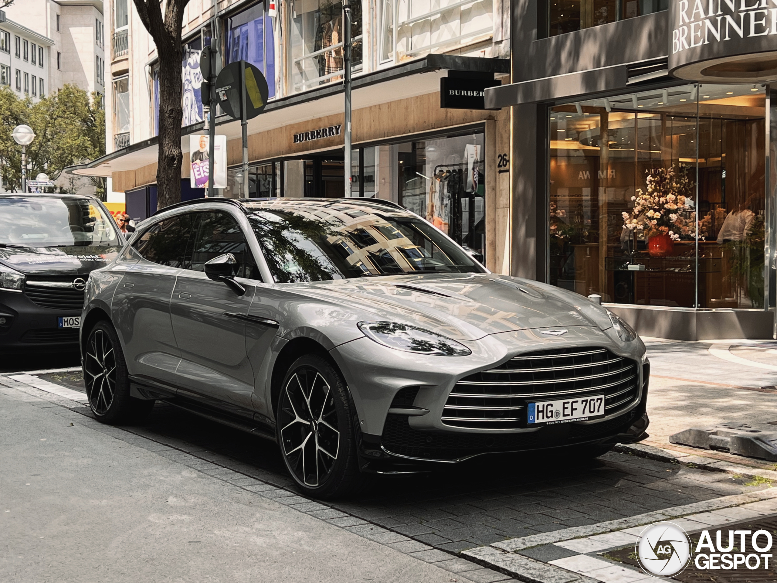 Aston Martin DBX707