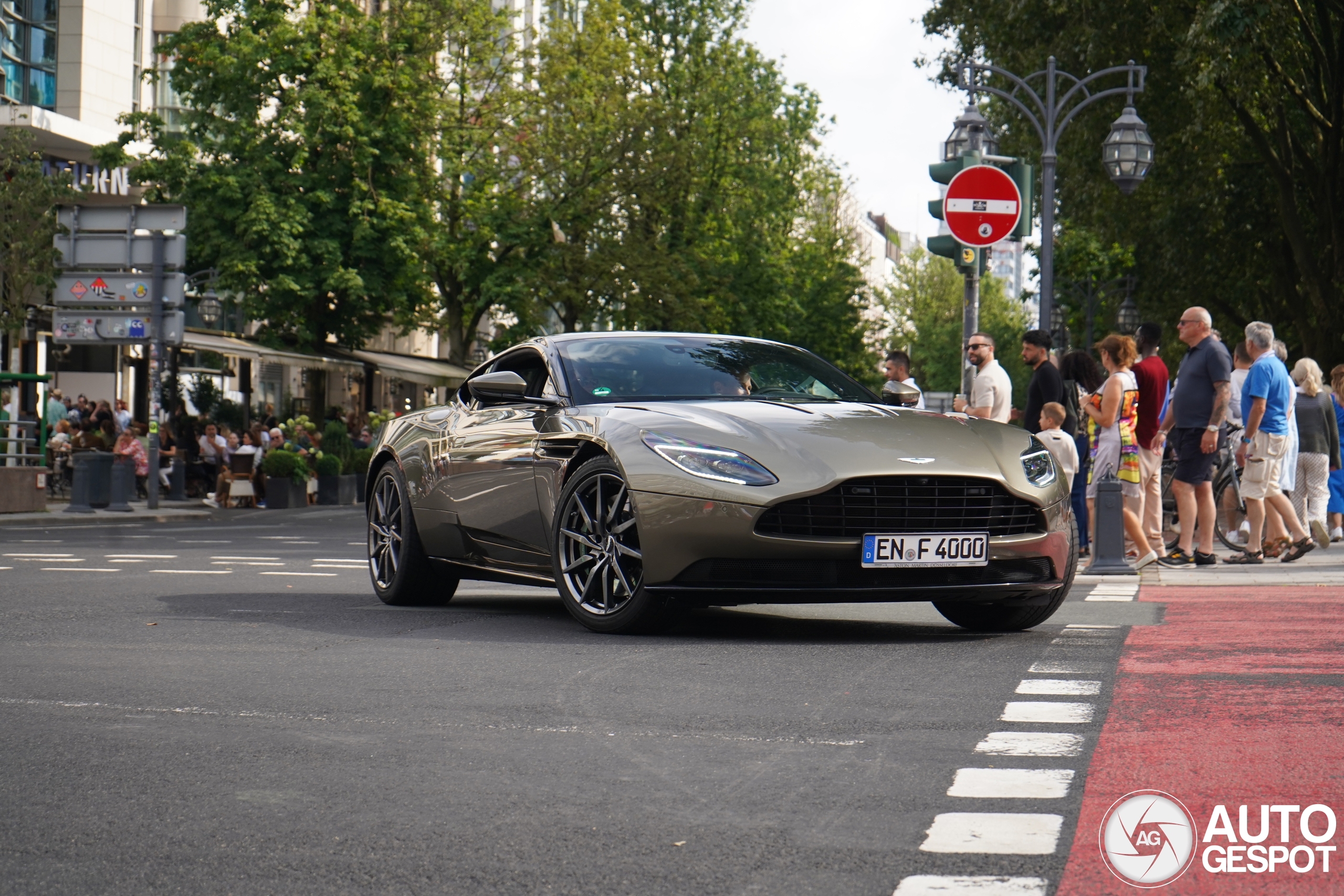 Aston Martin DB11