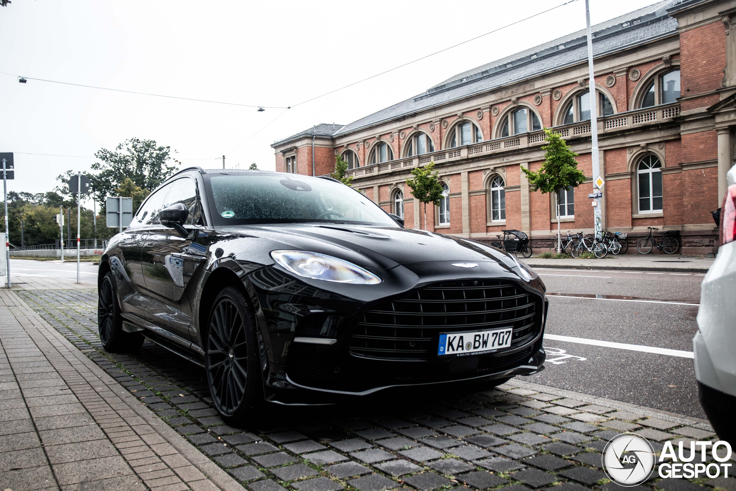 Aston Martin DBX707