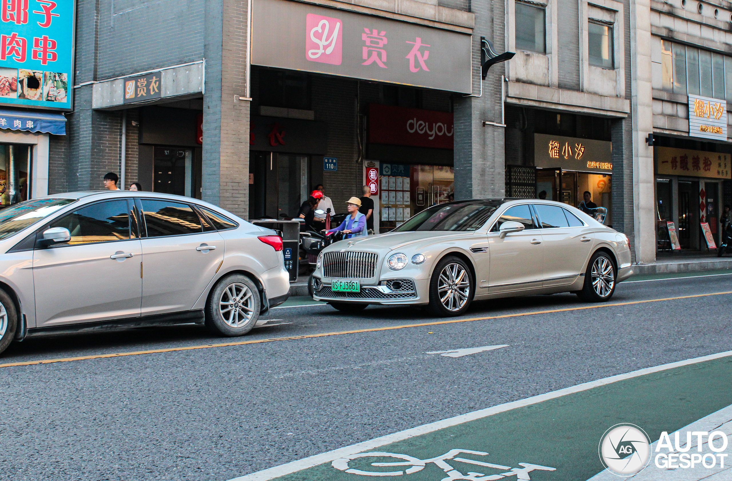 Bentley Flying Spur Hybrid Azure