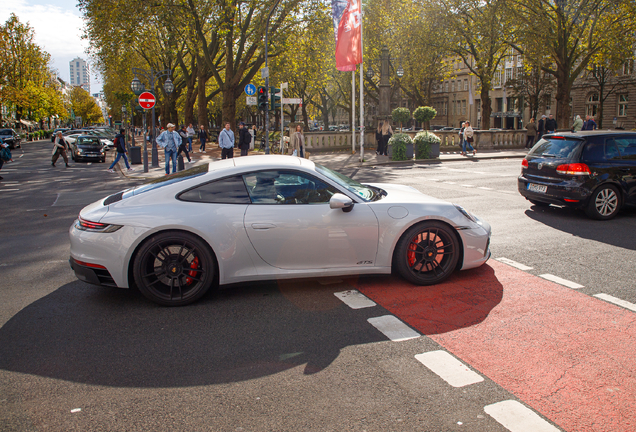 Porsche 992 Carrera 4 GTS