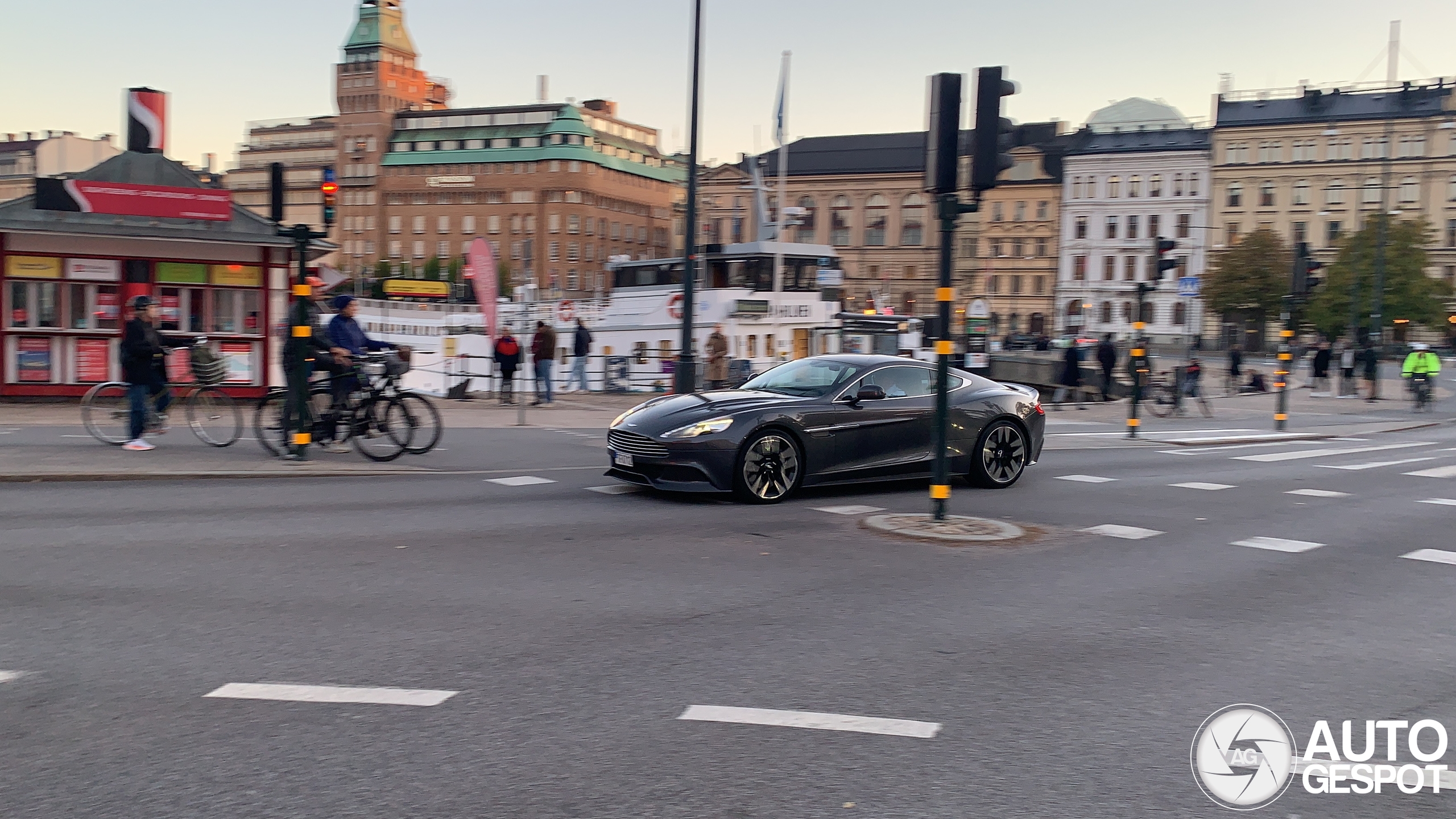 Aston Martin Vanquish 2013