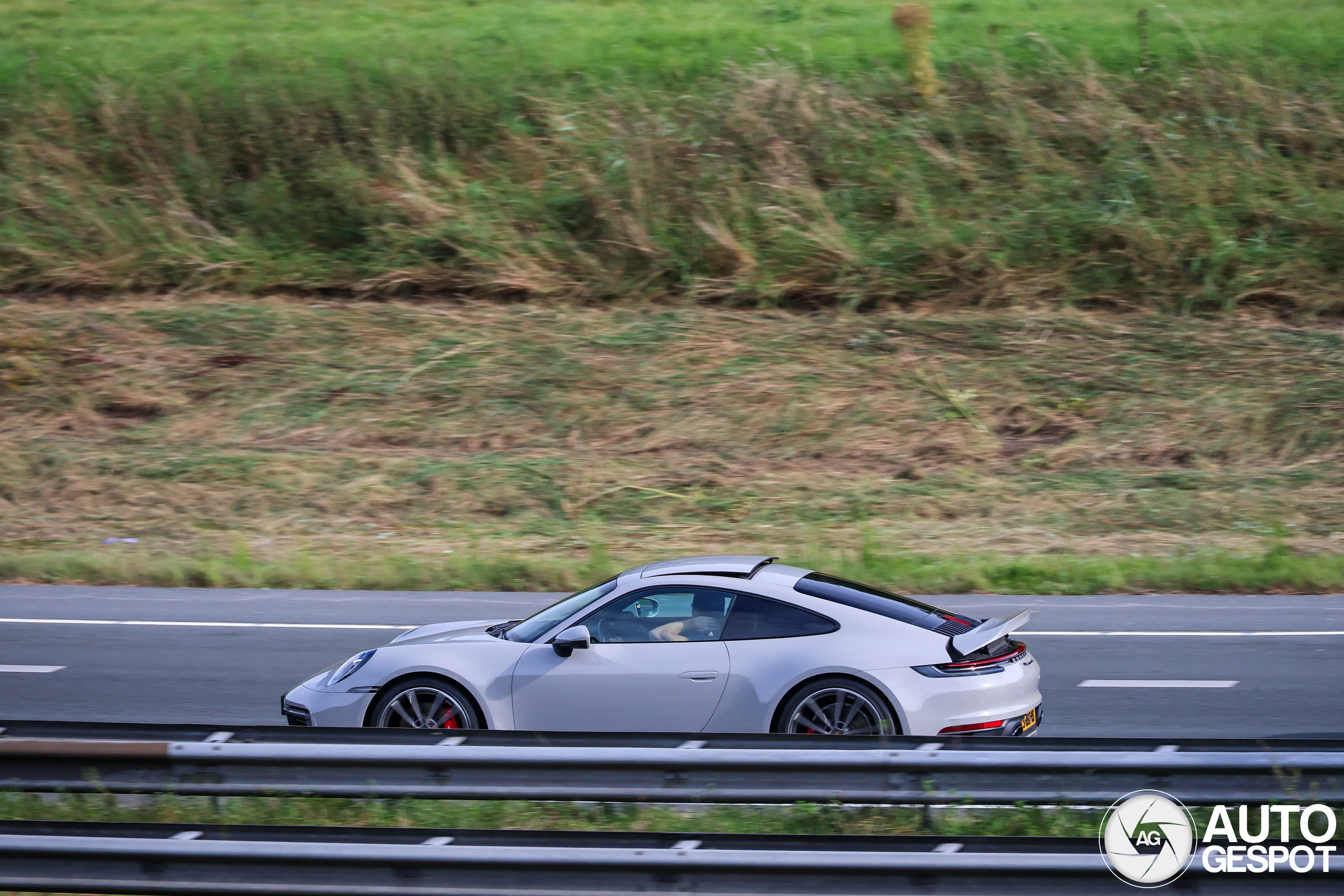 Porsche 992 Carrera 4S