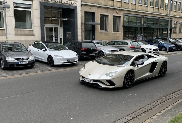 Lamborghini Aventador S LP740-4