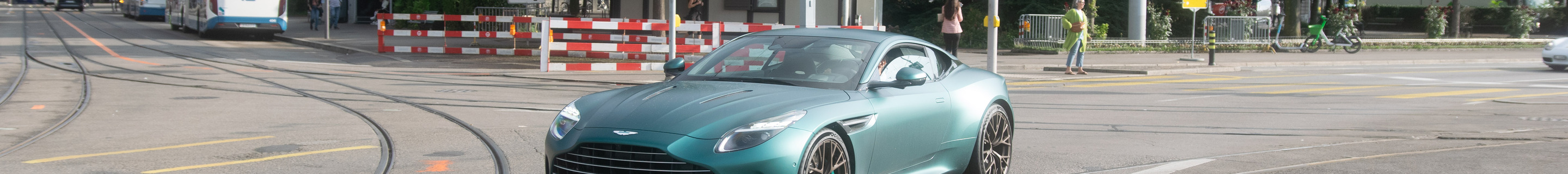Aston Martin DB12