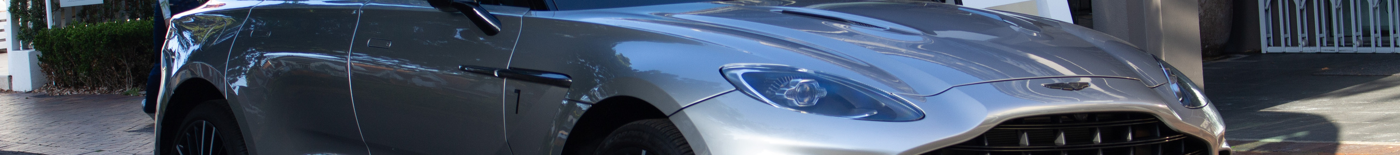 Aston Martin DBX707