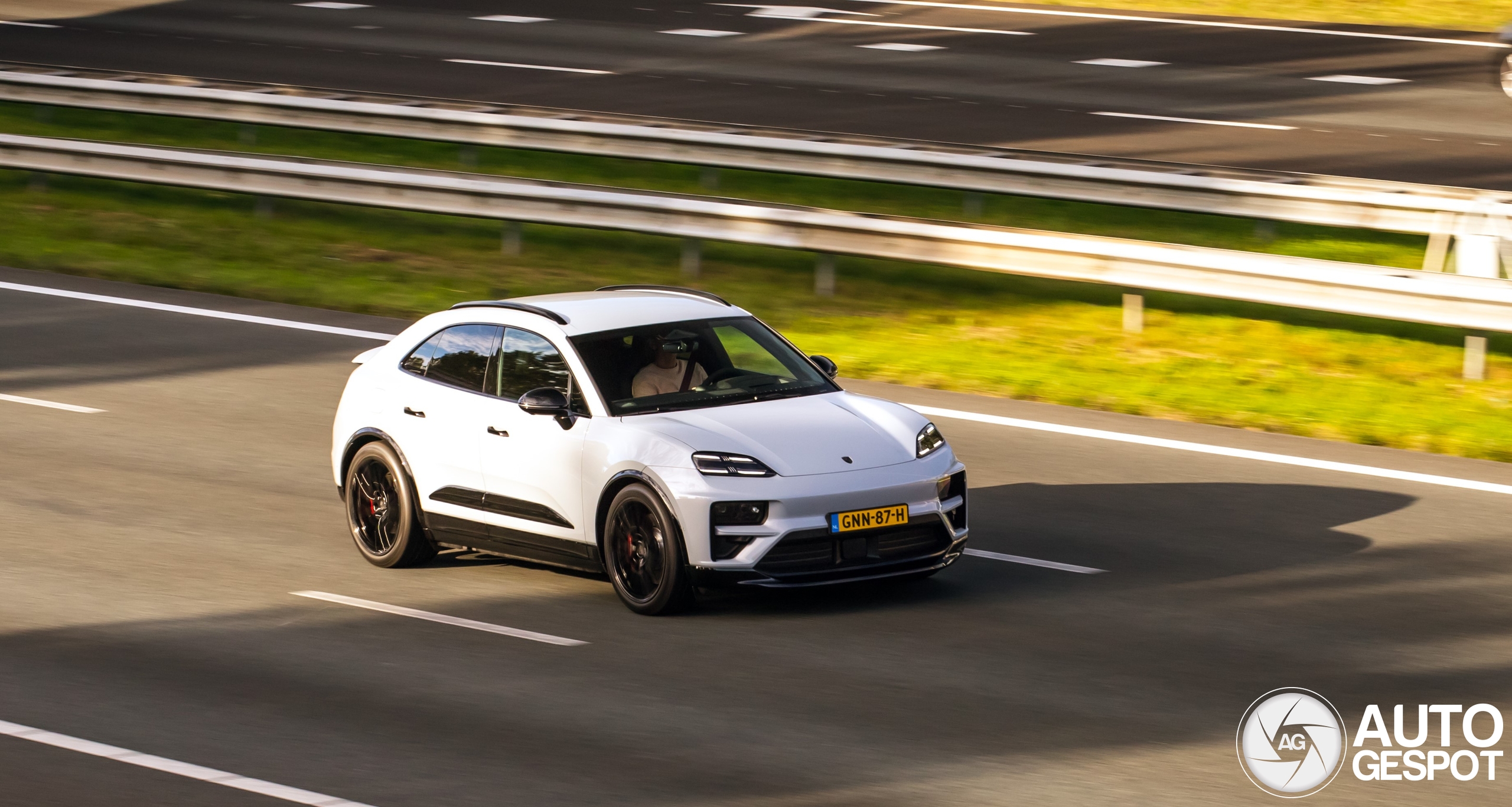 Porsche Macan EV Turbo