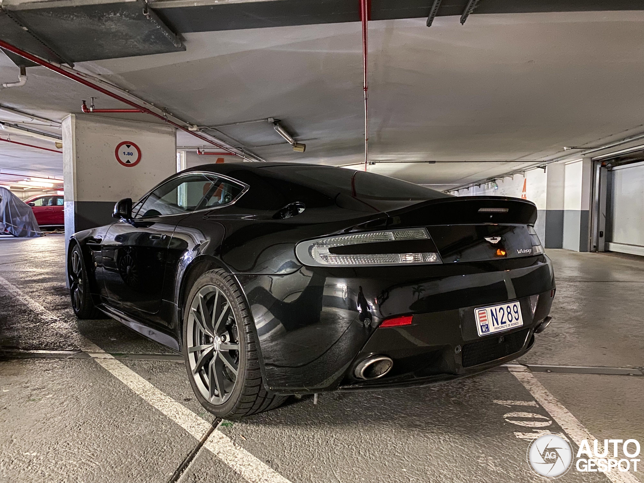 Aston Martin V12 Vantage