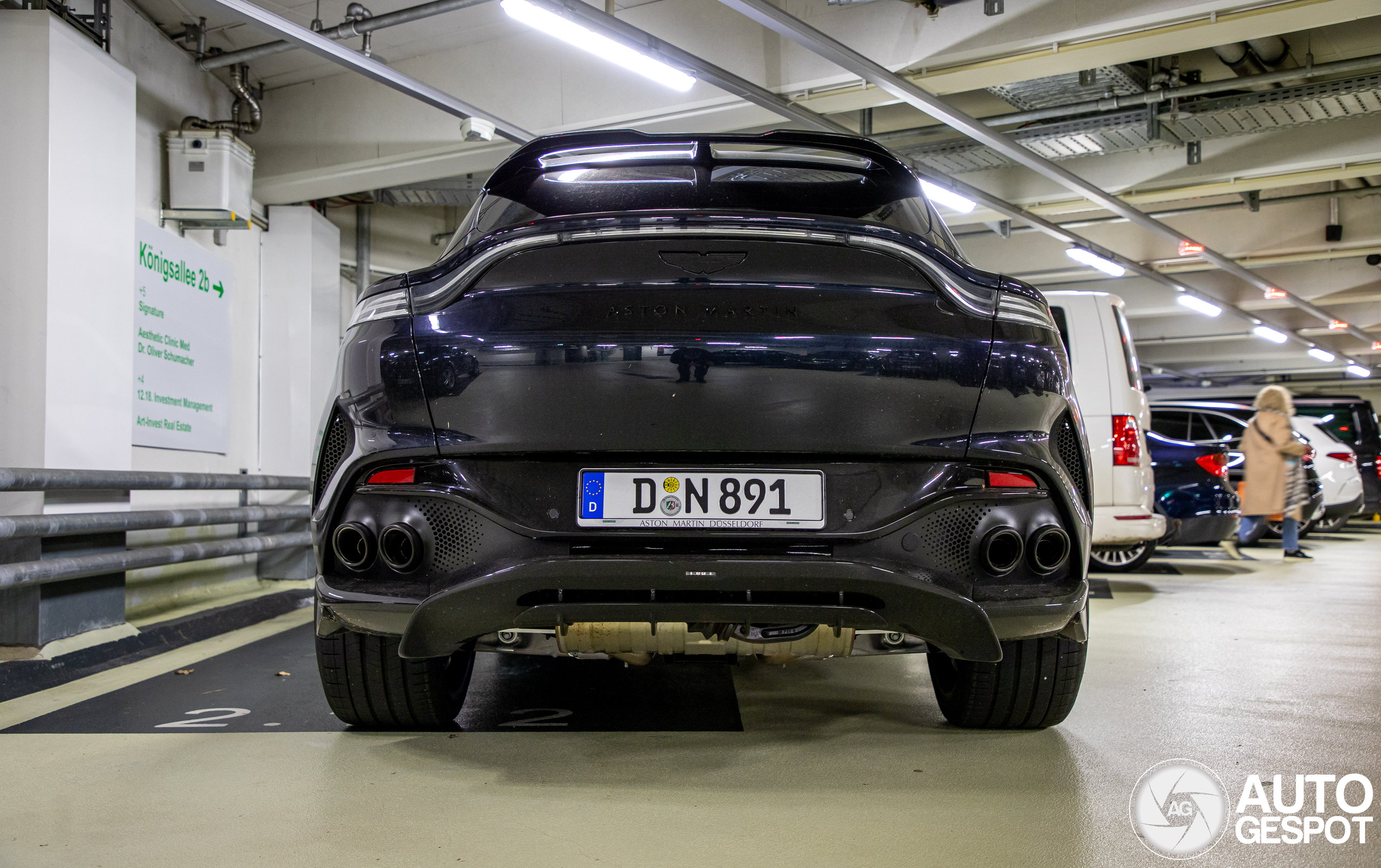 Aston Martin DBX707