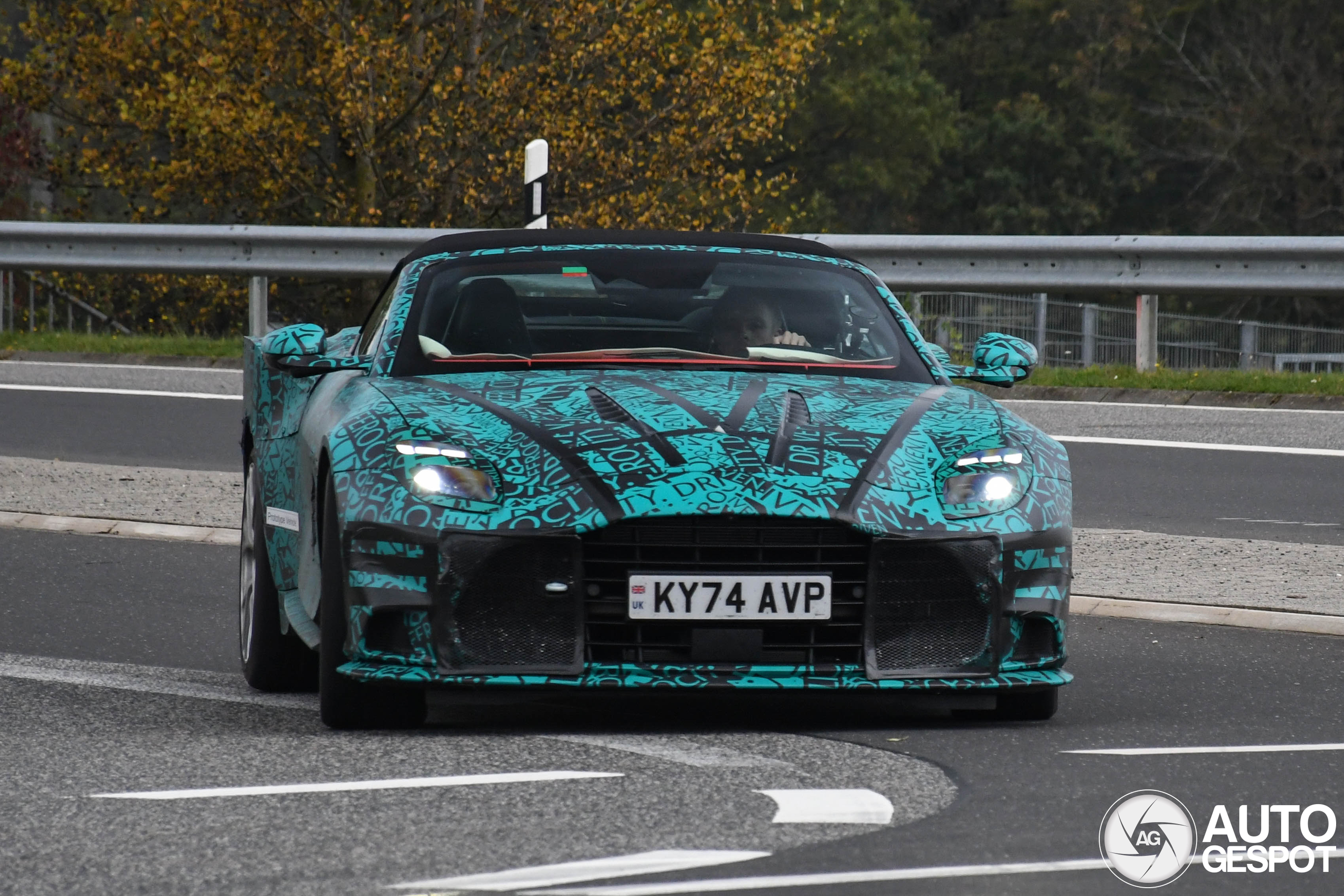 Aston Martin Vanquish Volante 2025