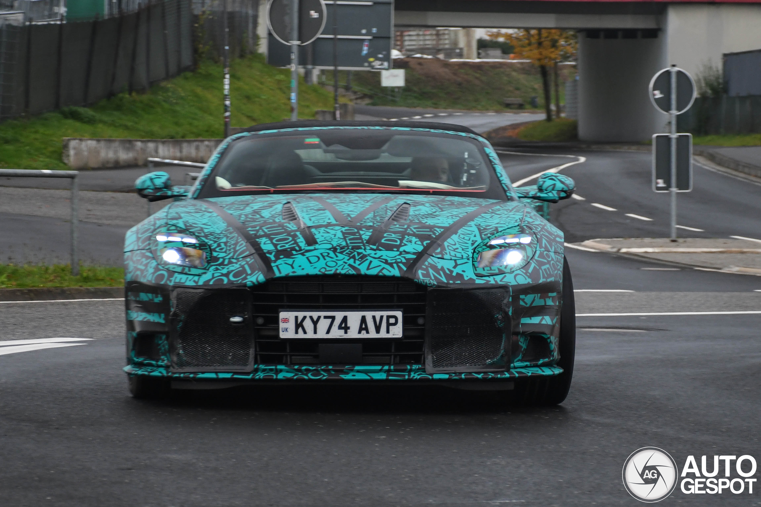 Aston Martin Vanquish Volante 2025