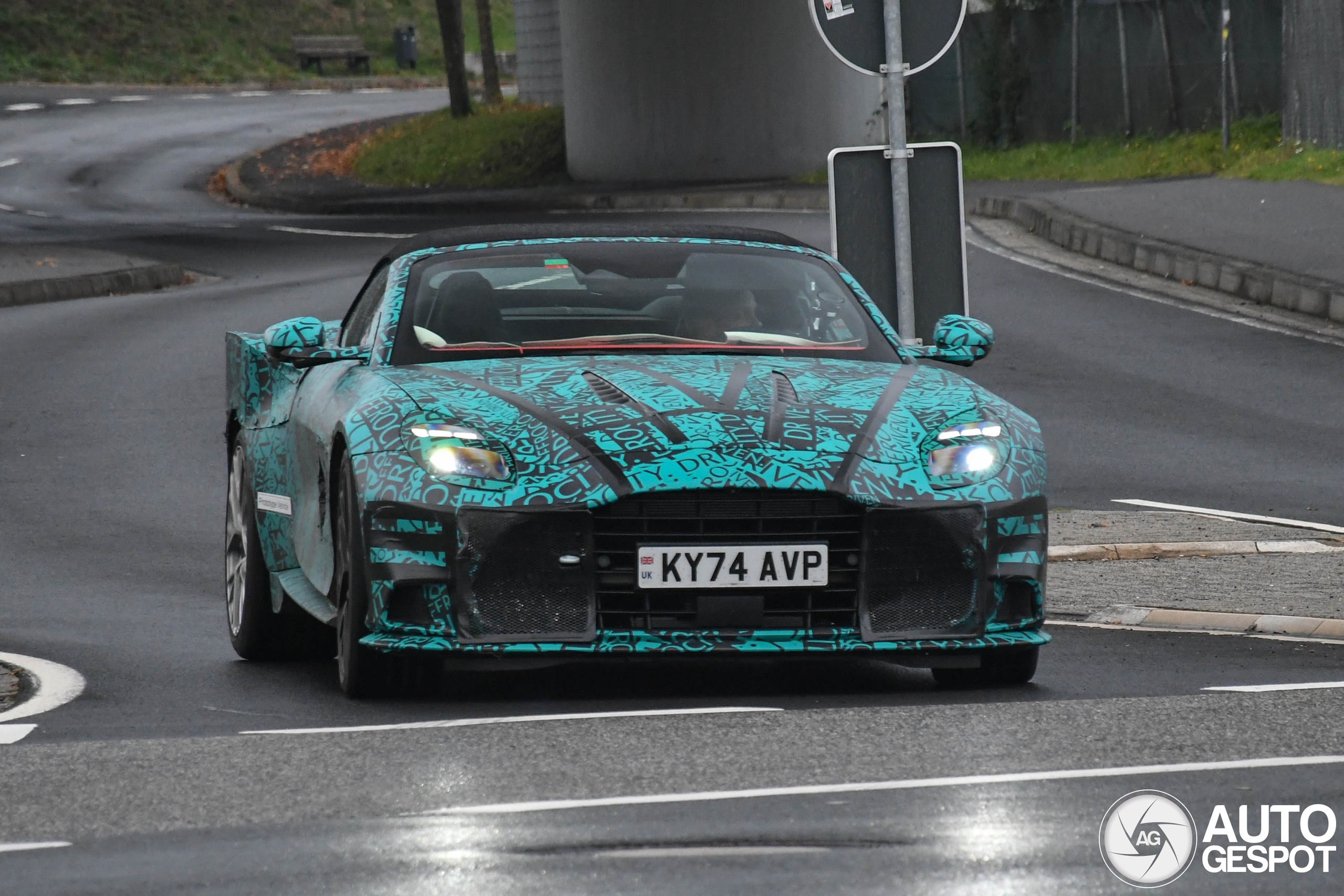 Aston Martin Vanquish Volante 2025