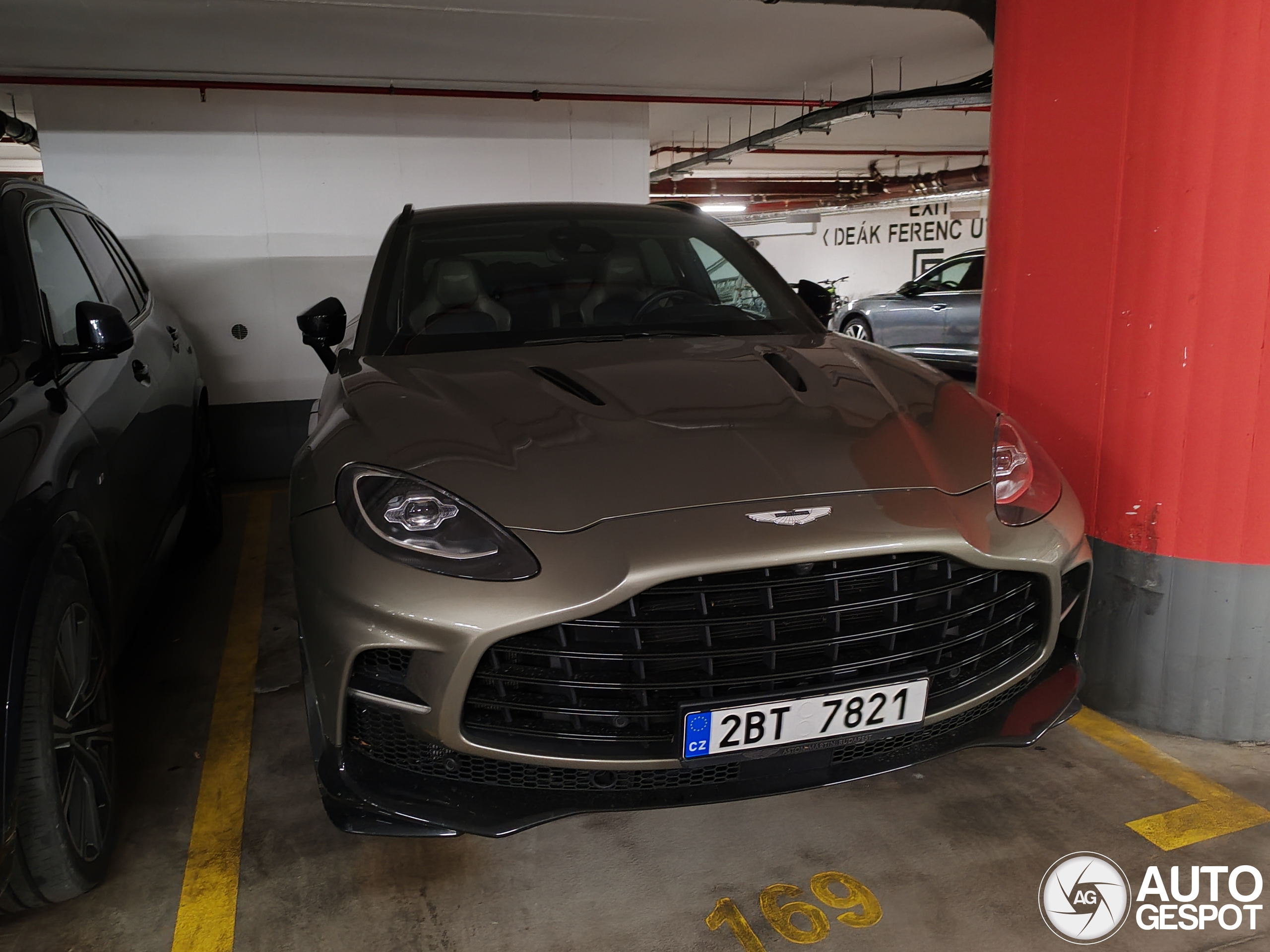 Aston Martin DBX707