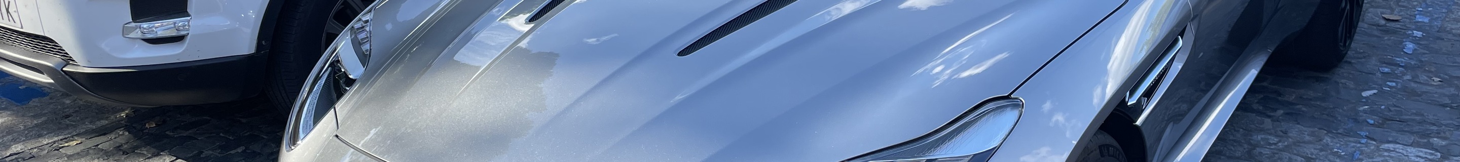 Aston Martin DB12